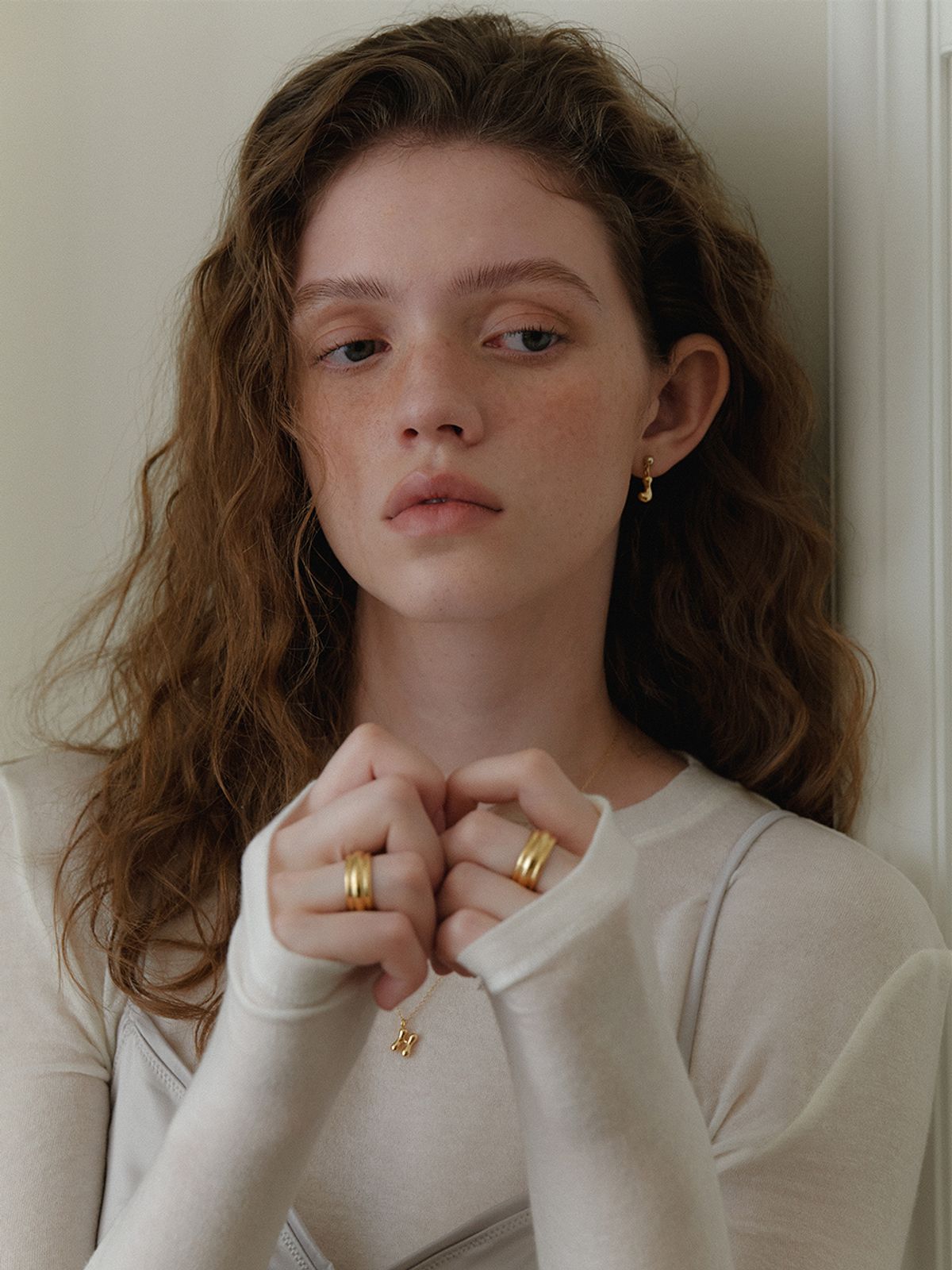리엔느와르(leeENoir) Mini Flow Initial Earring (2color)