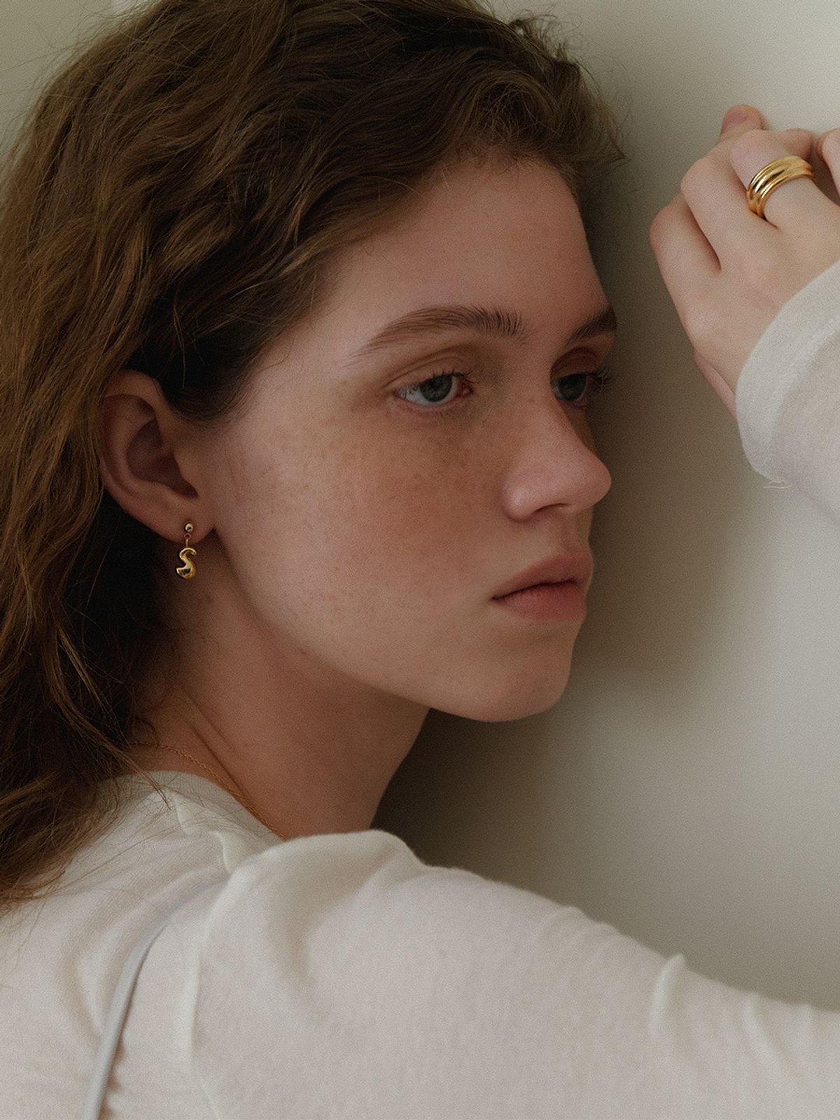 리엔느와르(leeENoir) Mini Flow Initial Earring (2color)