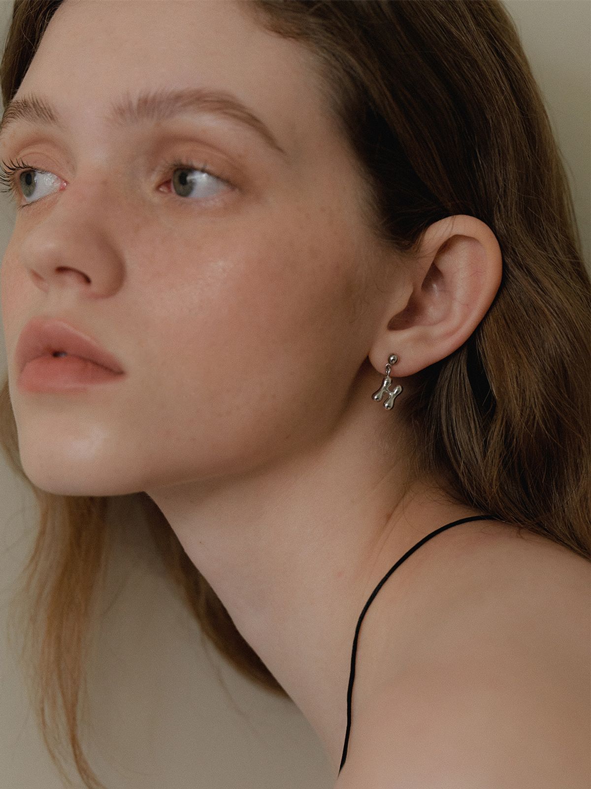 리엔느와르(leeENoir) Mini Flow Initial Earring (2color)