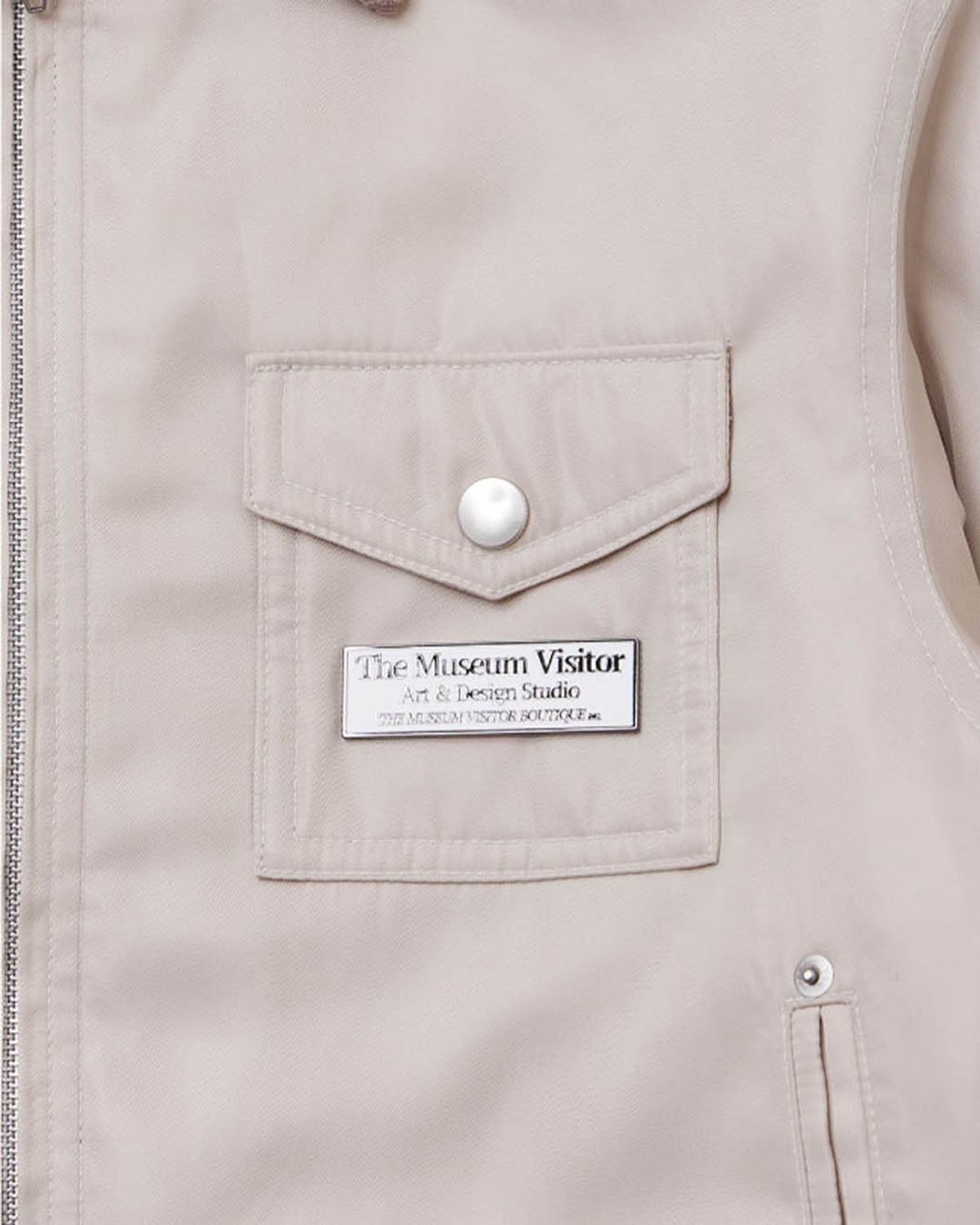 더뮤지엄비지터(THEMUSEUMVISITOR) CORDUROY COLLAR METAL LOGO JACKET (IVORY)