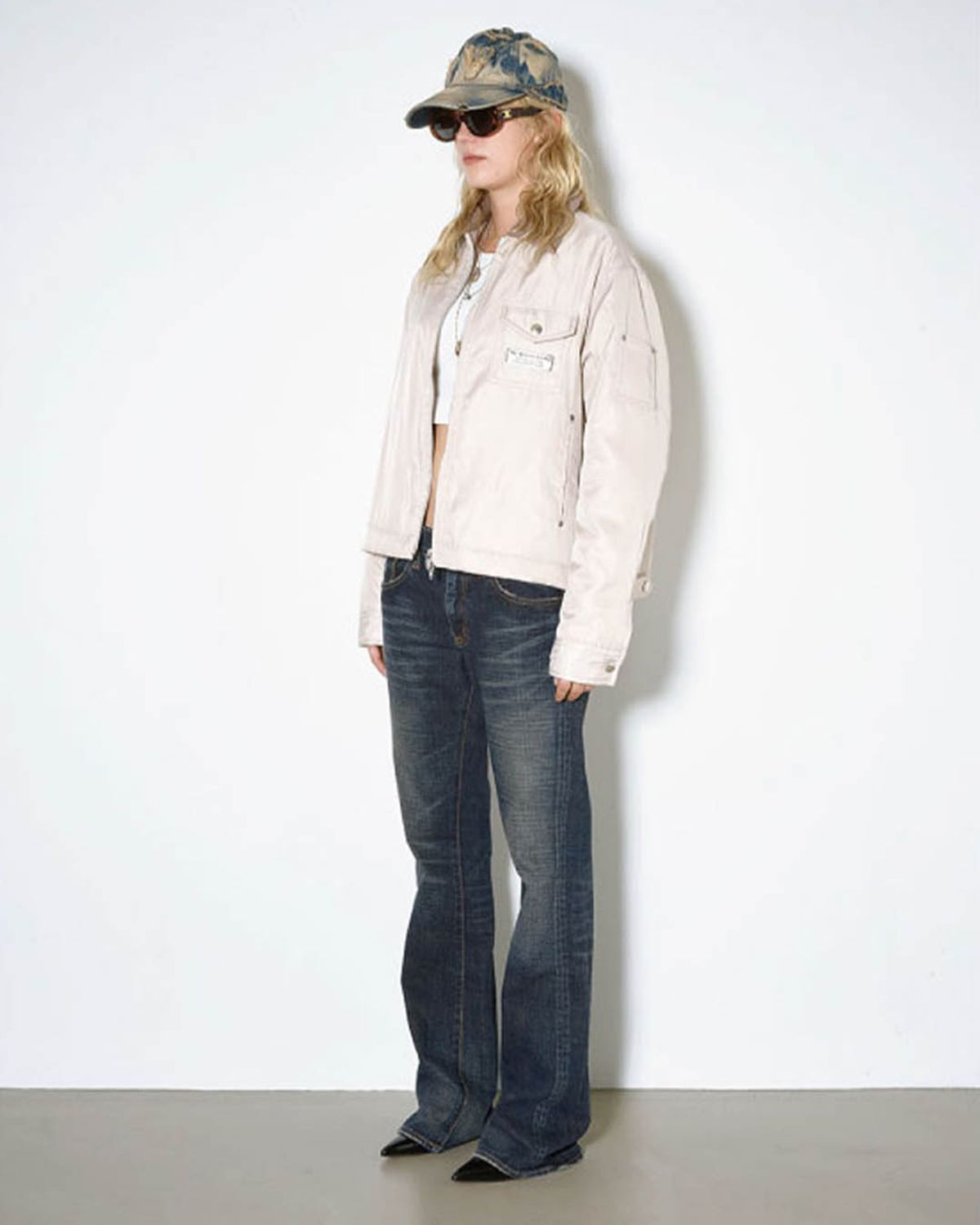 더뮤지엄비지터(THEMUSEUMVISITOR) CORDUROY COLLAR METAL LOGO JACKET (IVORY)