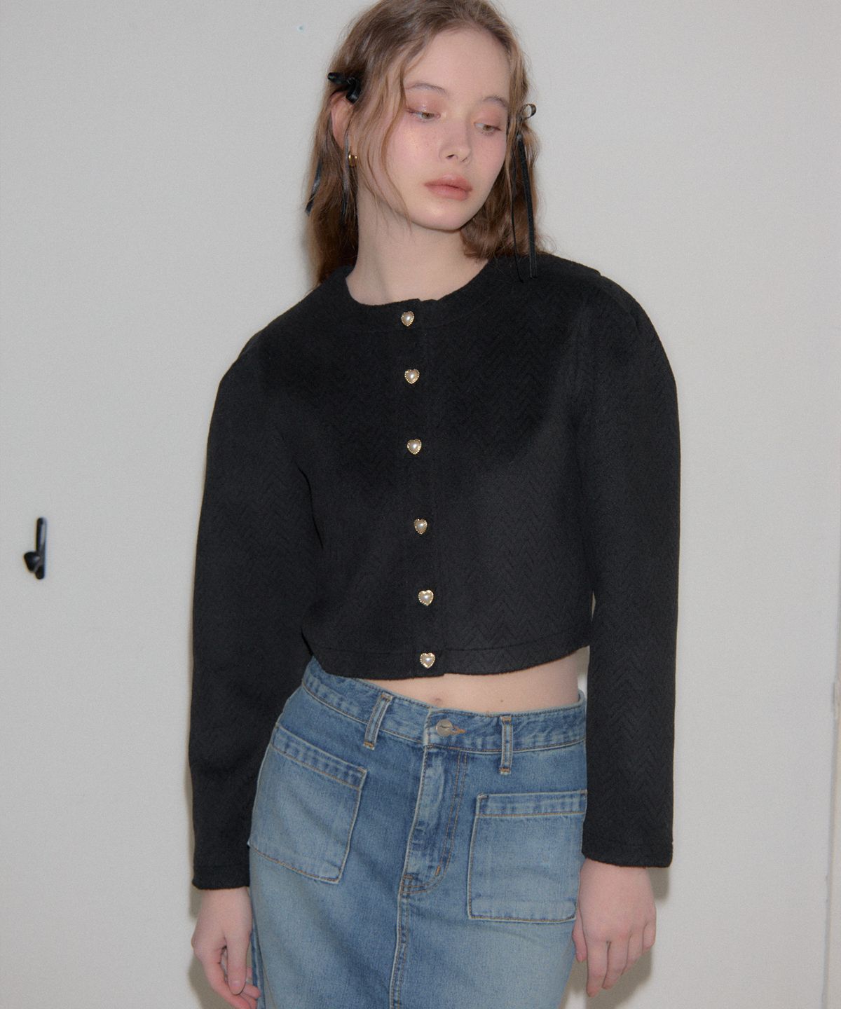 살롱 드 욘(SALON DE YOHN) Heart Button Puff Shoulder Cardigan_ Black