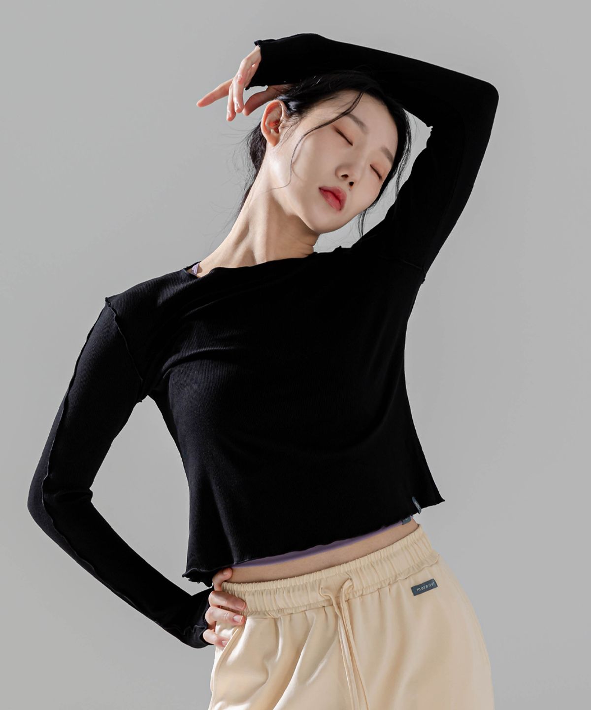 모어아웃(MOREOUT) 여성요가복 아웃라인 골지 슬리브 3TT3340