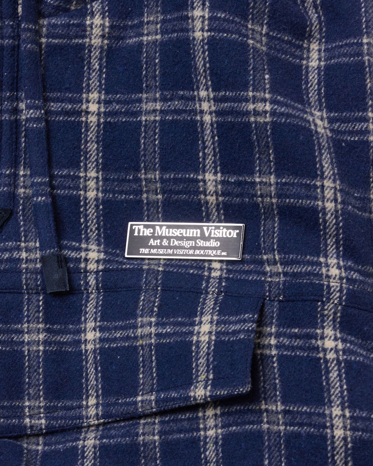 더뮤지엄비지터(THEMUSEUMVISITOR) LEATHER ELBOW PATCH CHECK ANORAK (NAVY)
