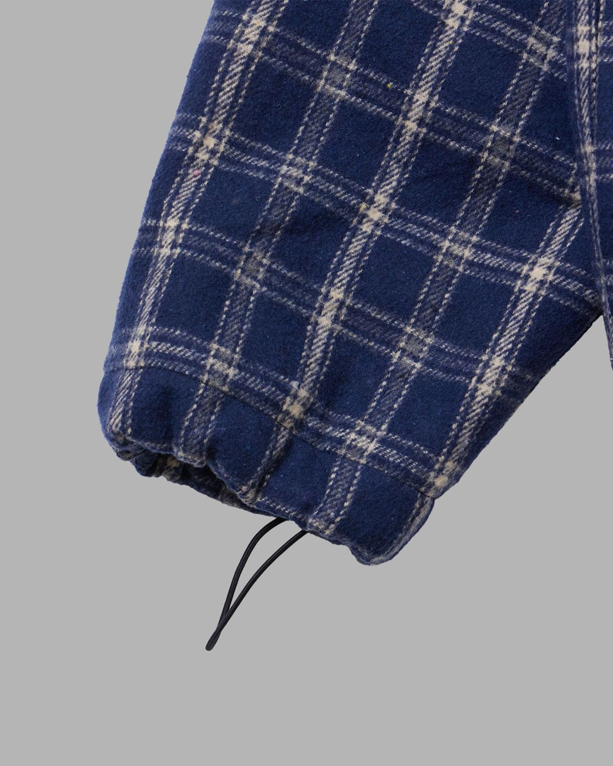 더뮤지엄비지터(THEMUSEUMVISITOR) LEATHER ELBOW PATCH CHECK ANORAK (NAVY)