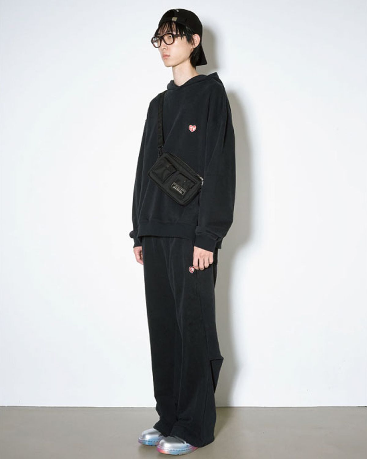 더뮤지엄비지터(THEMUSEUMVISITOR) TV HEART LOGO HOODY (BLACK)