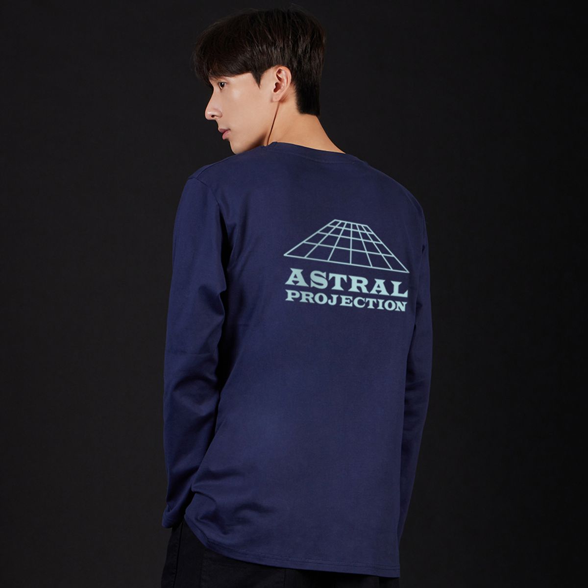 아스트랄 프로젝션(ASTRAL PROJECTION) 시그니처 로고 오버핏 롱 슬리브 티셔츠_네이비
