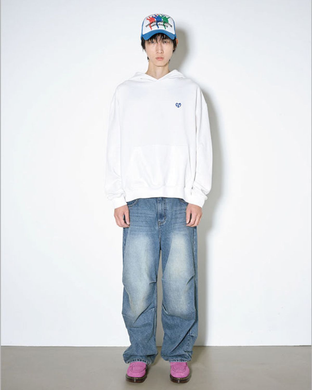 더뮤지엄비지터(THEMUSEUMVISITOR) TV HEART LOGO HOODY (WHITE)