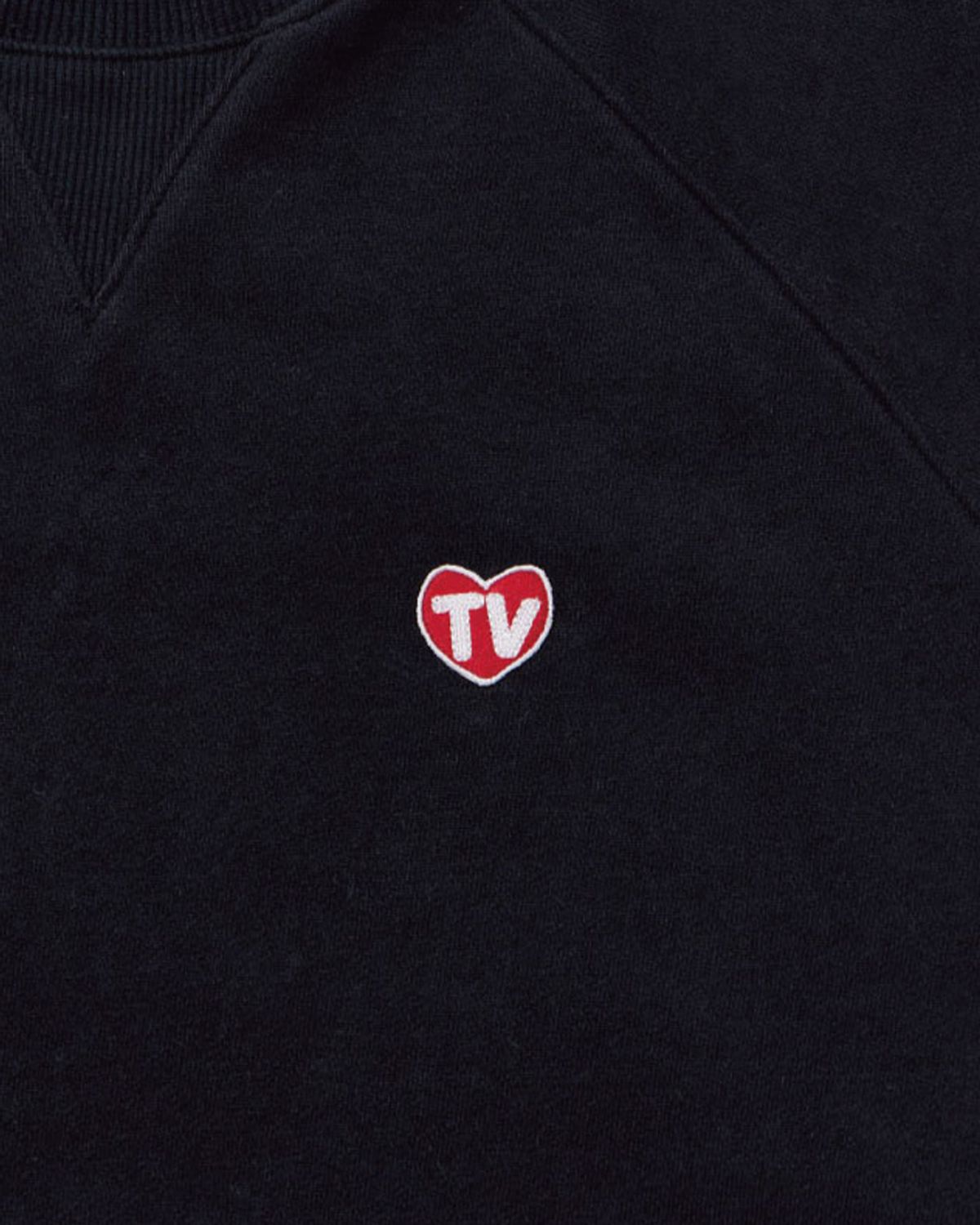 더뮤지엄비지터(THEMUSEUMVISITOR) TV HEART LOGO SWEATSHIRTS (BLACK)