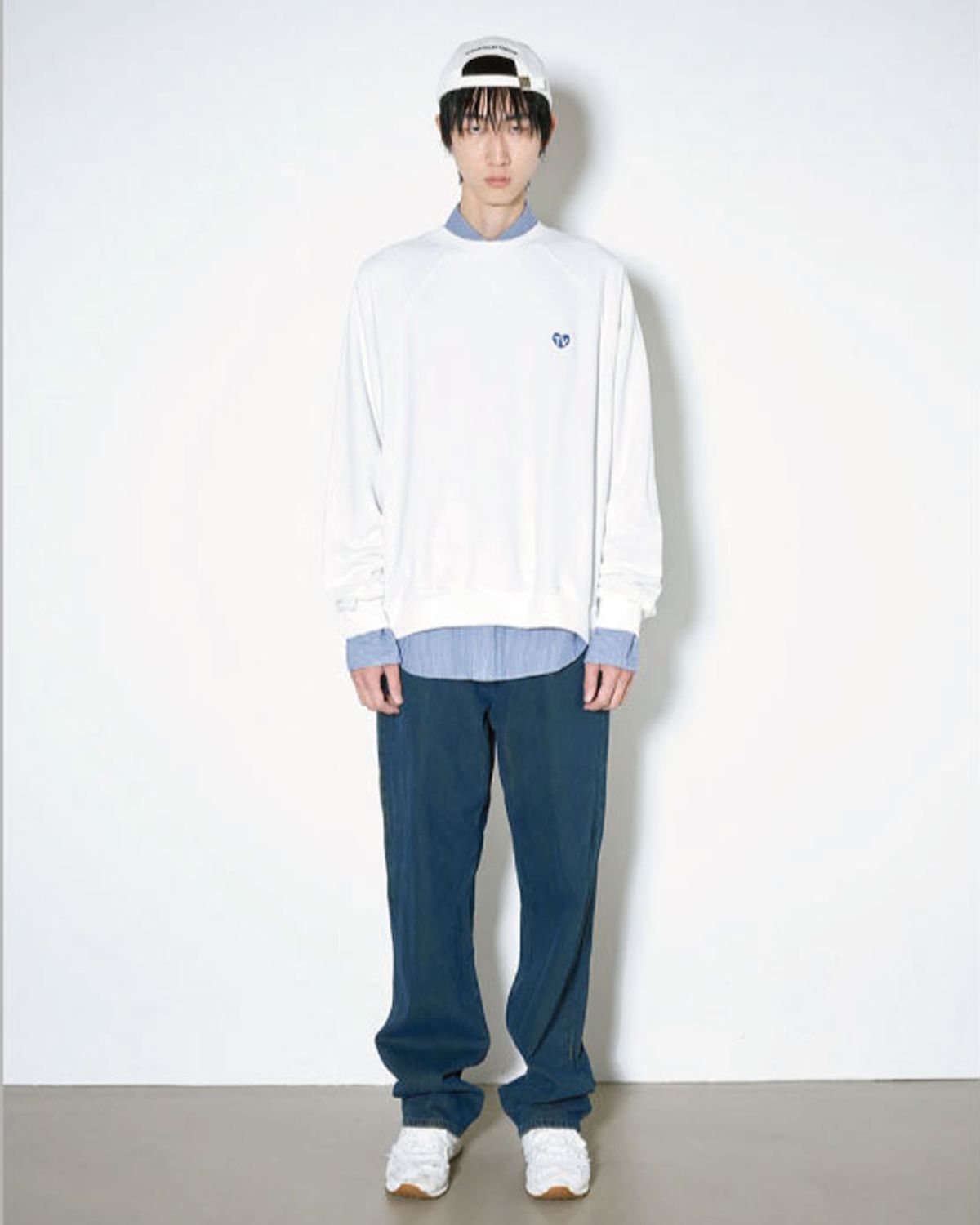 더뮤지엄비지터(THEMUSEUMVISITOR) TV HEART LOGO SWEATSHIRTS (WHITE)