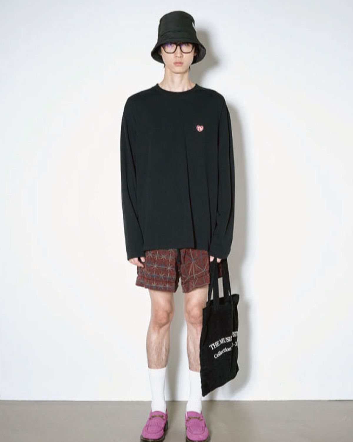더뮤지엄비지터(THEMUSEUMVISITOR) TV HEART LOGO LONG SLEEVE (BLACK)
