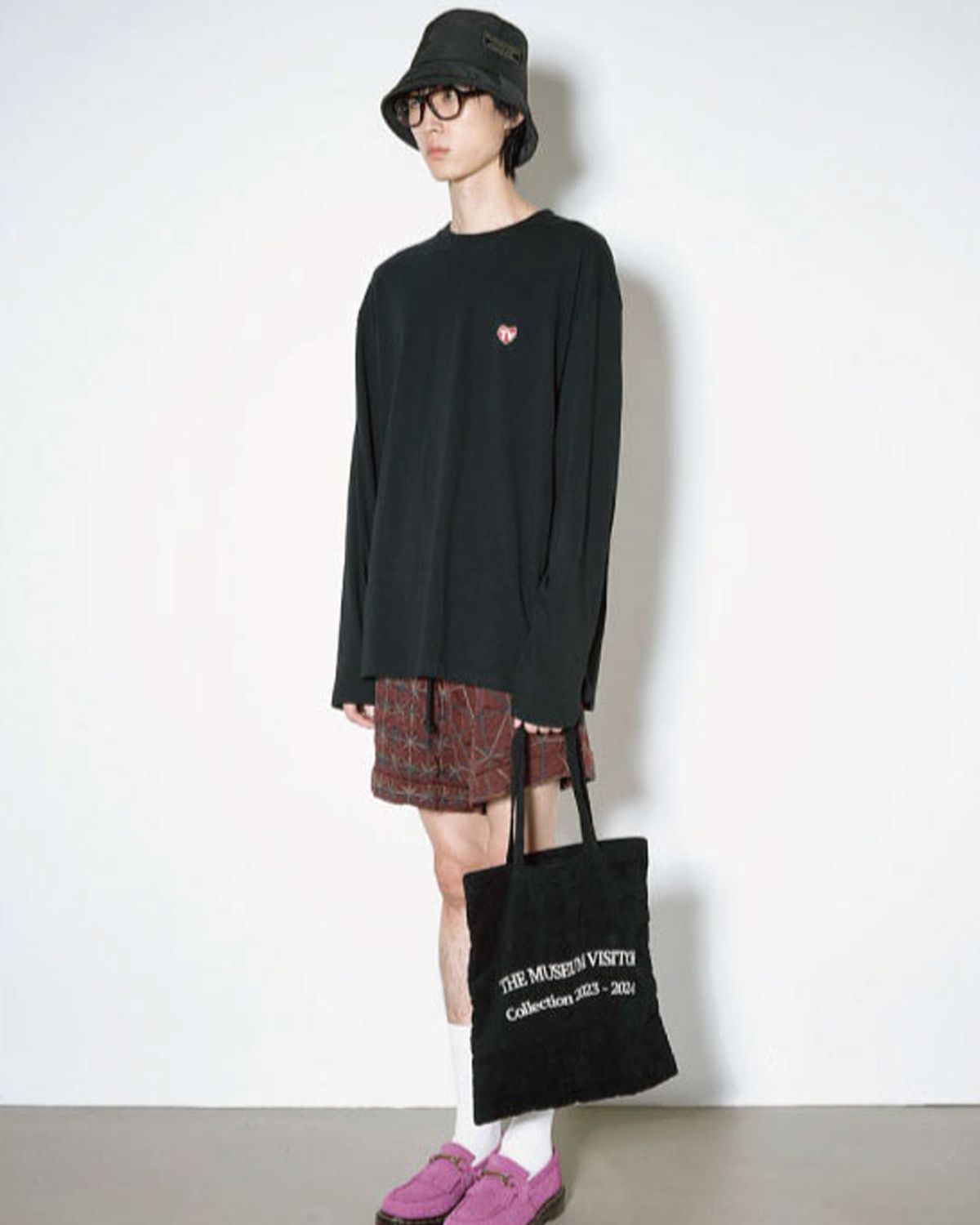 더뮤지엄비지터(THEMUSEUMVISITOR) TV HEART LOGO LONG SLEEVE (BLACK)