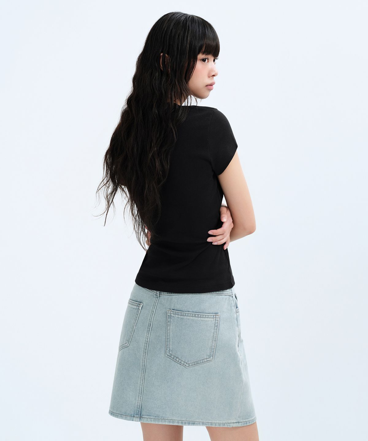 무신사 스탠다드 우먼(MUSINSA STANDARD WOMAN) 우먼즈 슬림 크루 넥 티셔츠 [블랙]