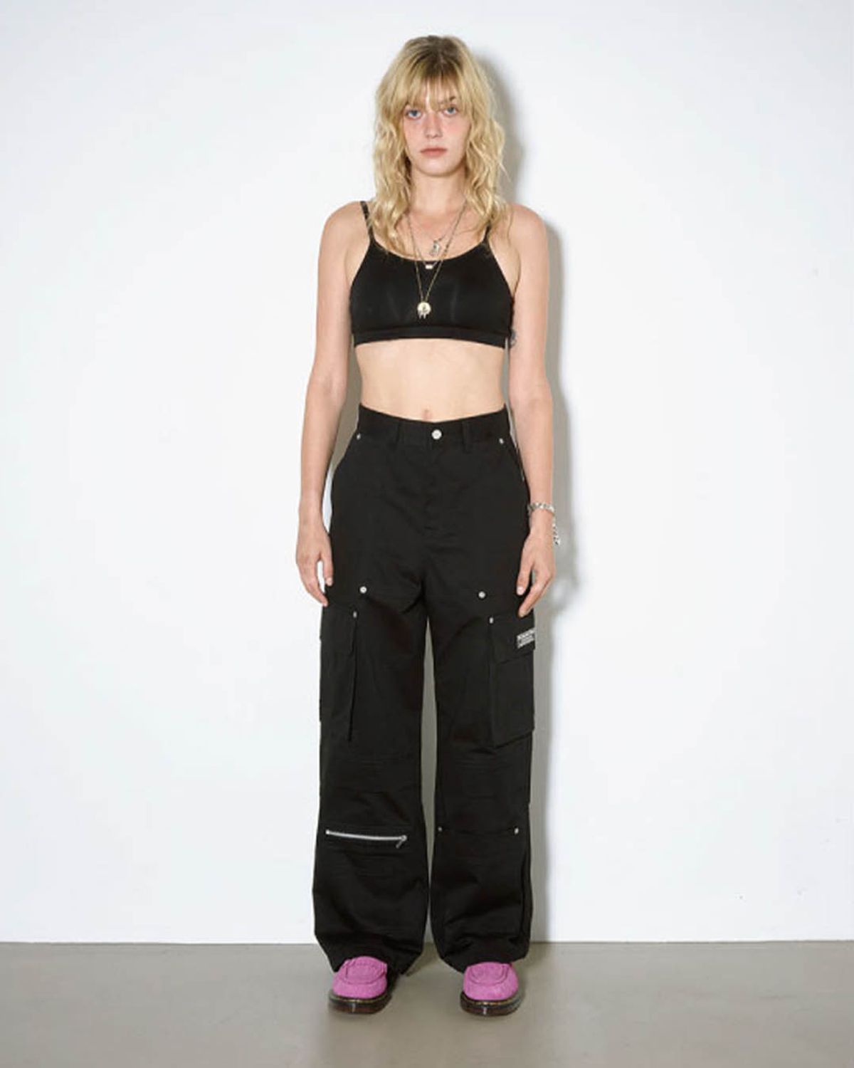 더뮤지엄비지터(THEMUSEUMVISITOR) METAL LOGO CARGO PANTS (BLACK)