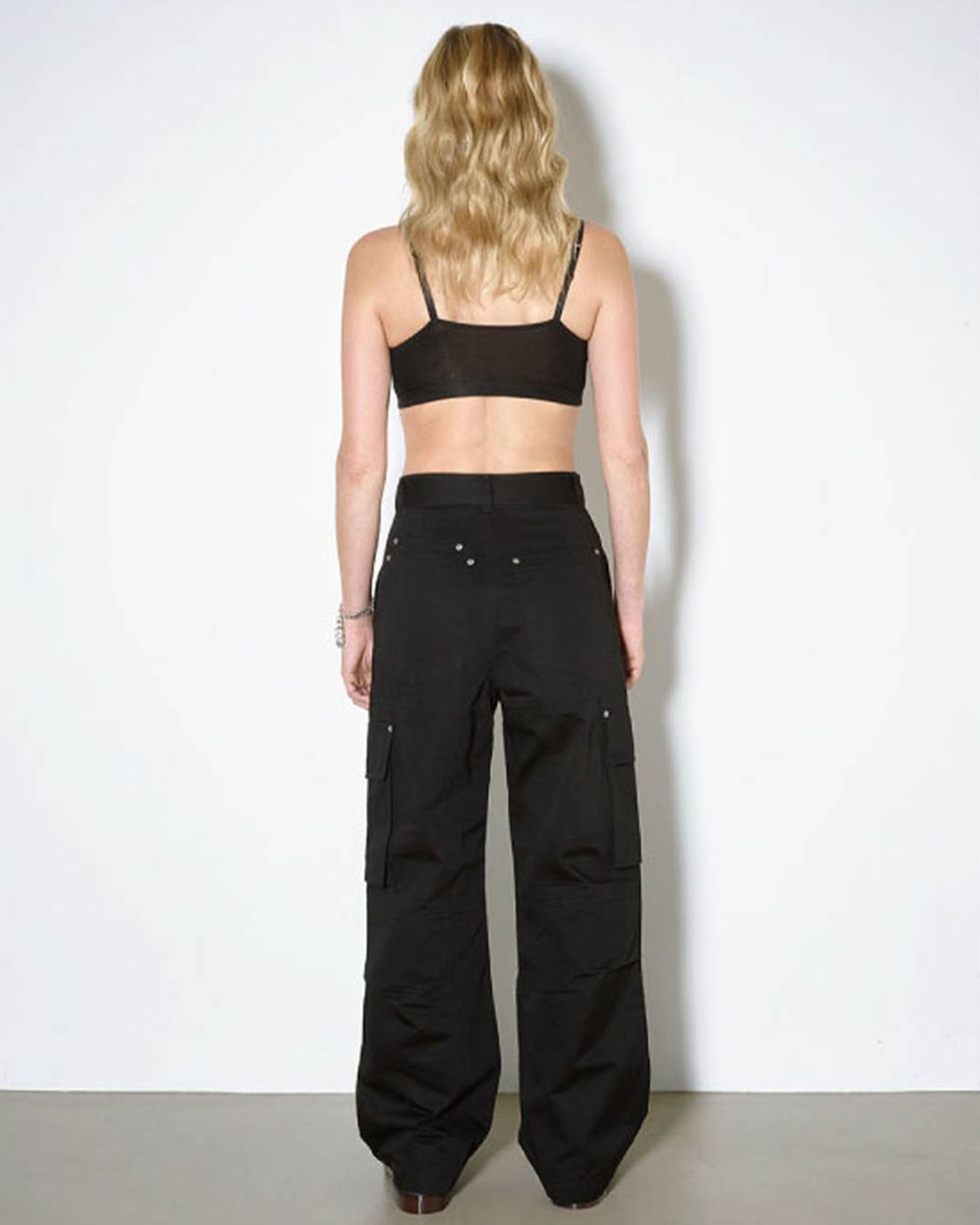 더뮤지엄비지터(THEMUSEUMVISITOR) METAL LOGO CARGO PANTS (BLACK)