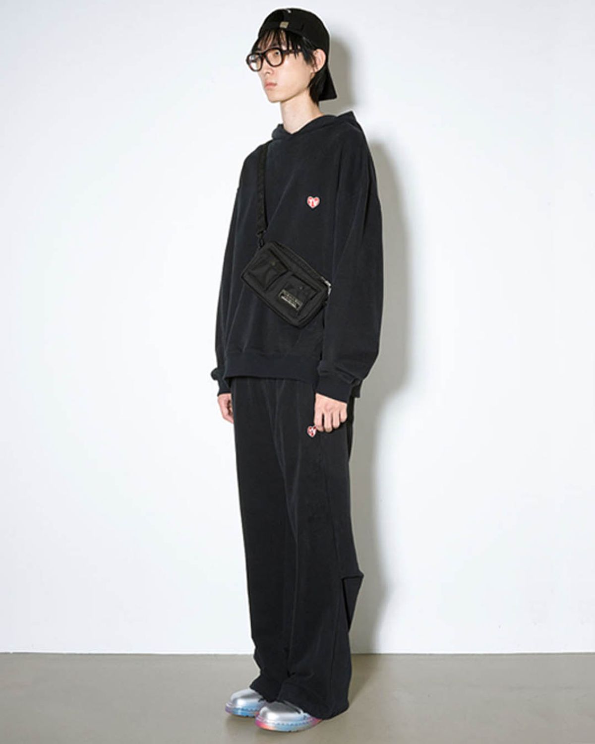 더뮤지엄비지터(THEMUSEUMVISITOR) TV HEART LOGO SWEATPANTS (BLACK)