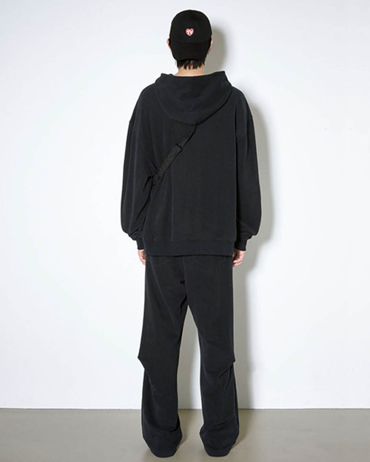 더뮤지엄비지터(THEMUSEUMVISITOR) TV HEART LOGO SWEATPANTS (BLACK)