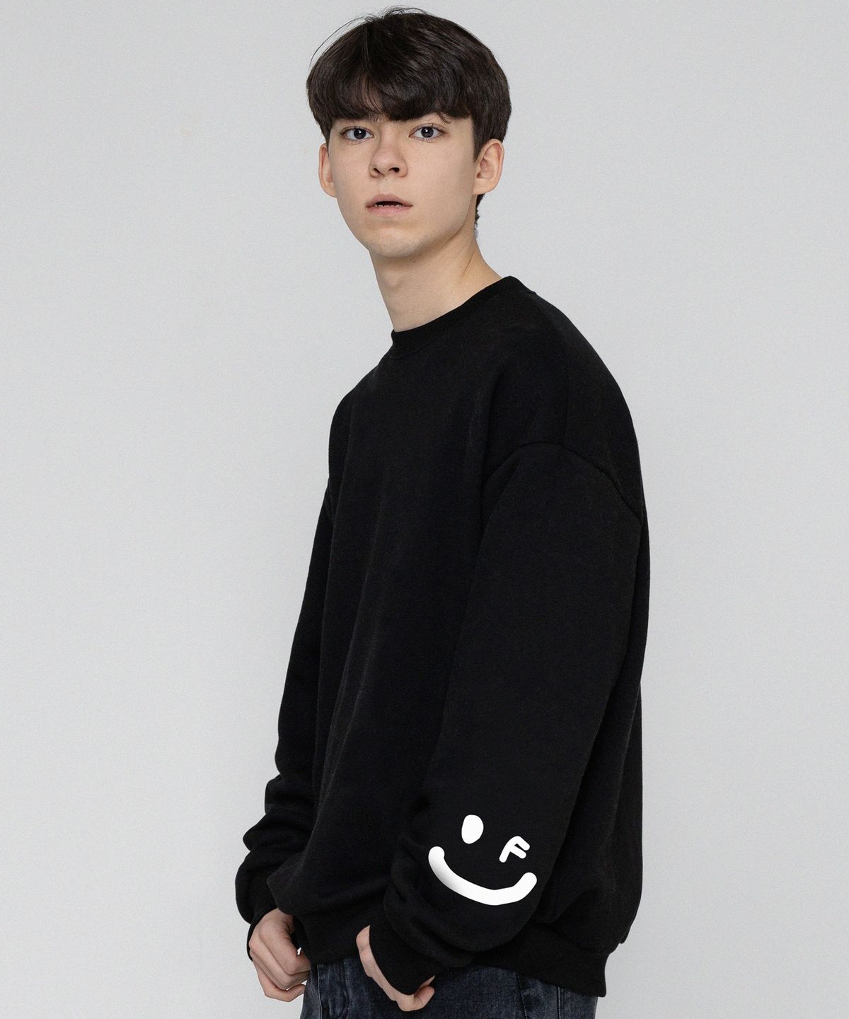그레이버(GRAVER) [UNISEX]멀티 스마일 드로잉 맨투맨_블랙/화이트 로고