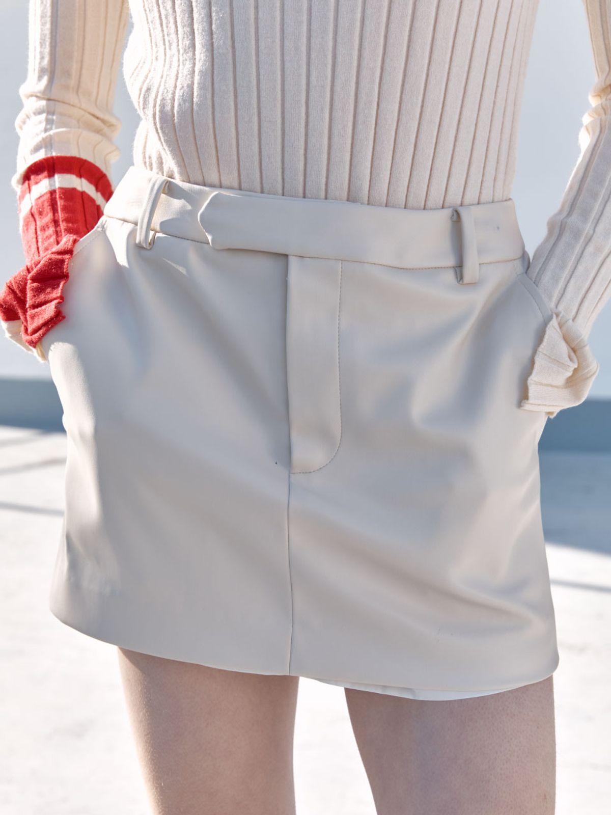뮤제(MUSEE) RAMS Faux Leather Mini Skirt-Ivory