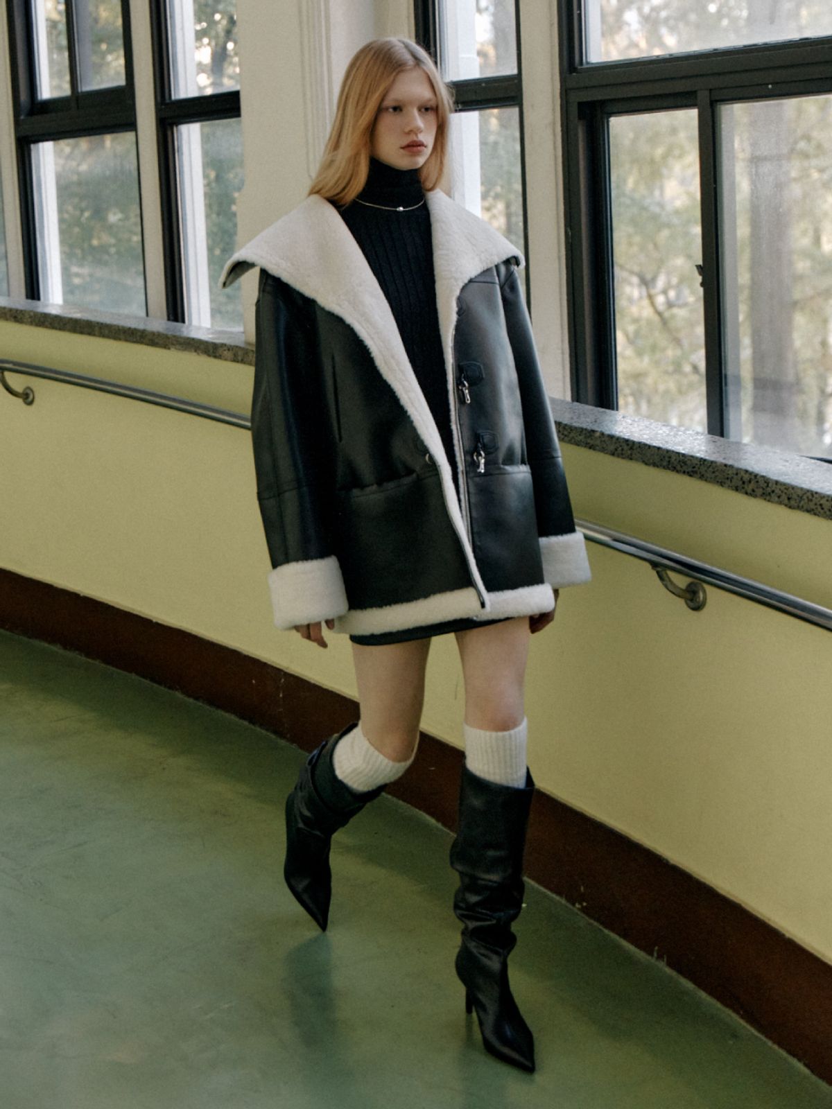 뮤제(MUSEE) DARIA Faux-Shearing Reversible Mustang Coat-Black