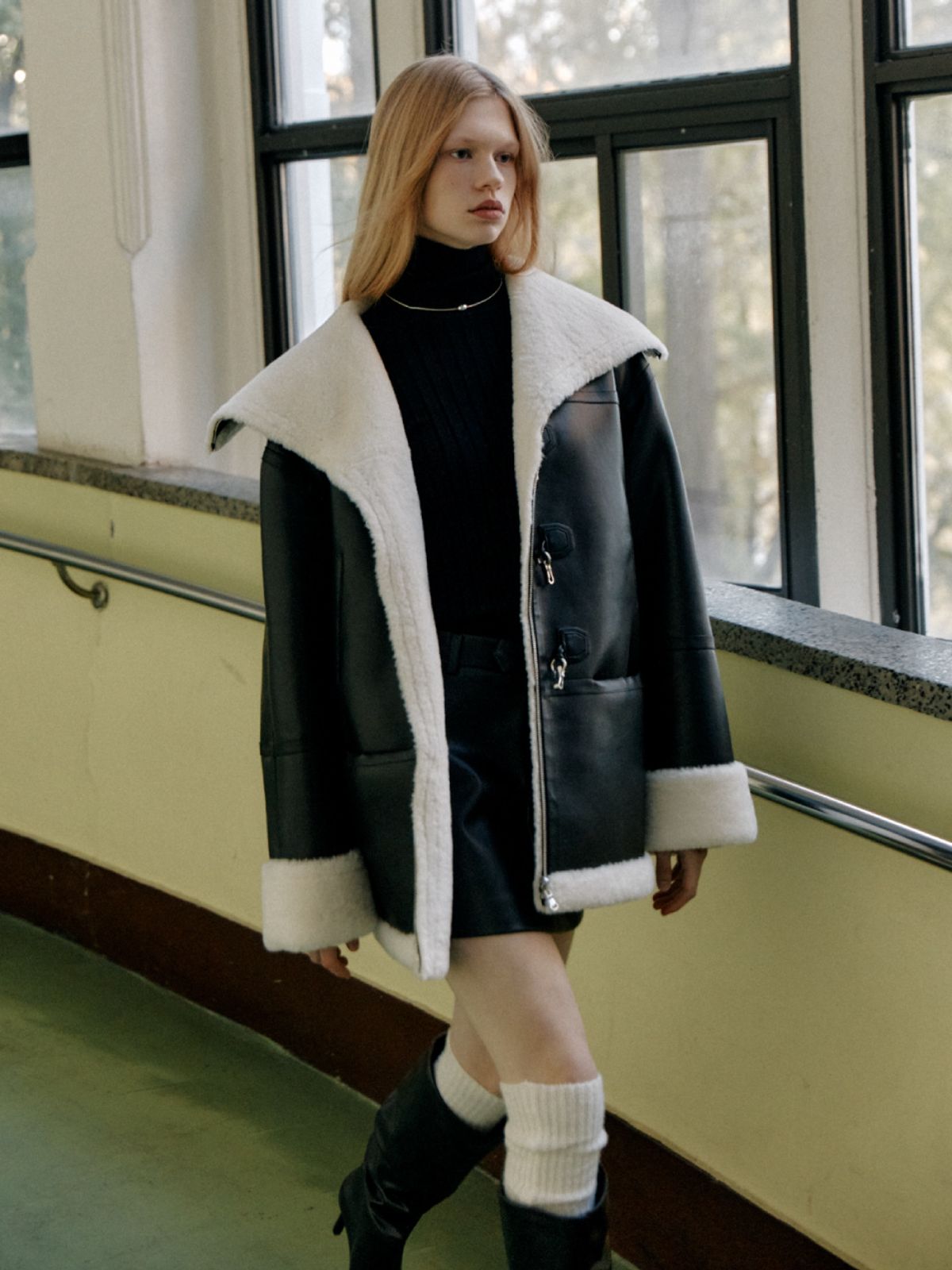 뮤제(MUSEE) DARIA Faux-Shearing Reversible Mustang Coat-Black