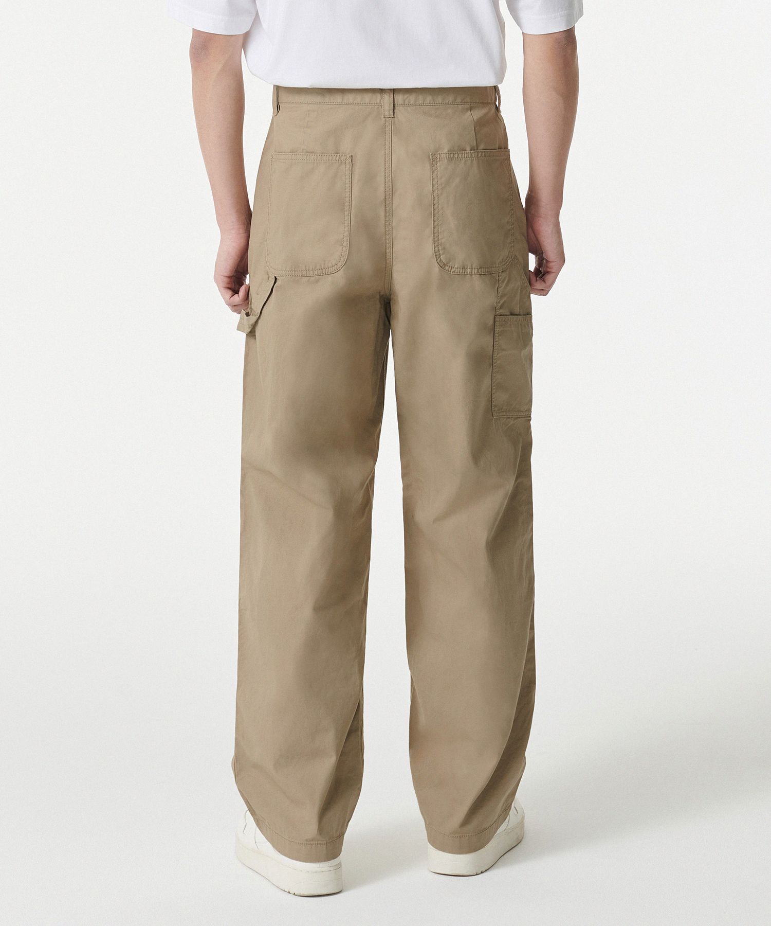 essentials ベージュ(SSENSE限定色)パンツ Teurn StudiosのSSENSE 日本限定 ベージュ タックパンツがセール中