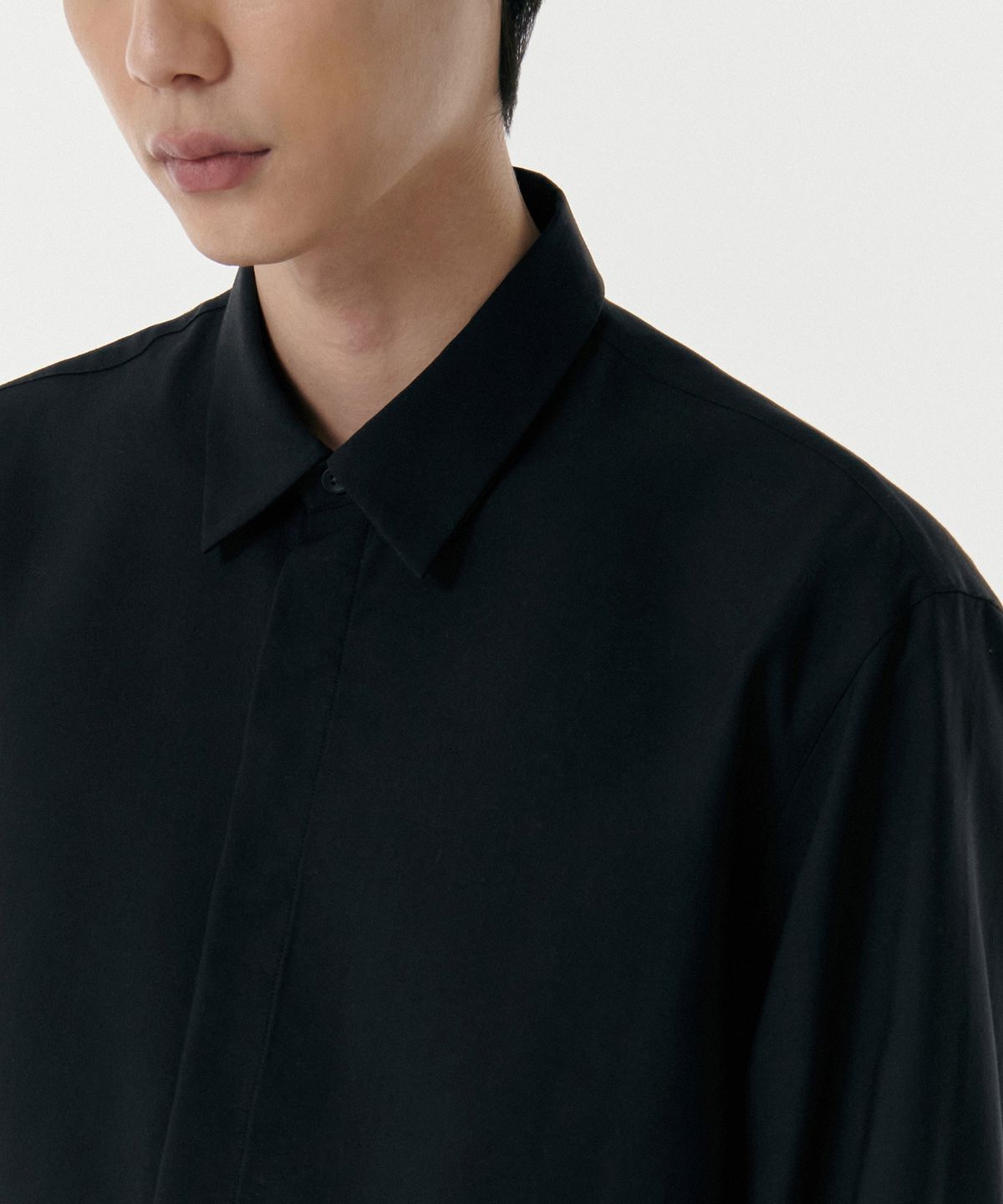 무신사 스탠다드(MUSINSA STANDARD) 릴렉스 핏 미니멀 모달 셔츠 [블랙]