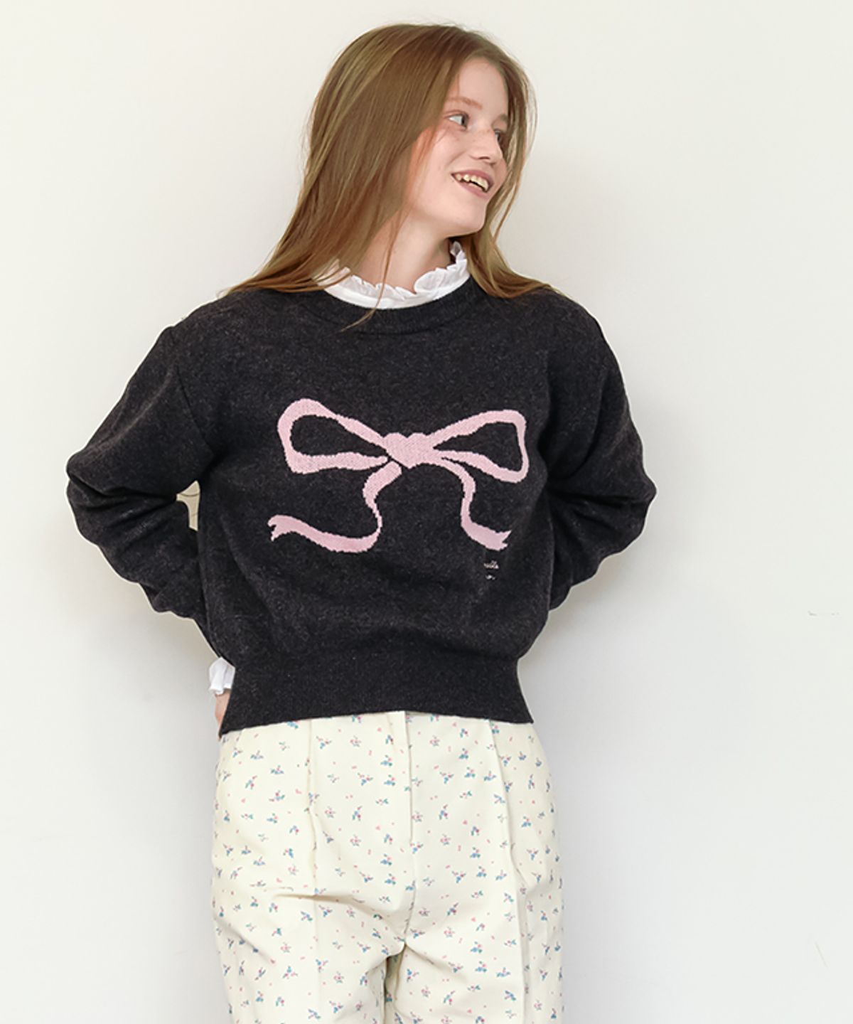 론론(RONRON) HEART RIBBON JACQUARD KNIT CHARCOAL