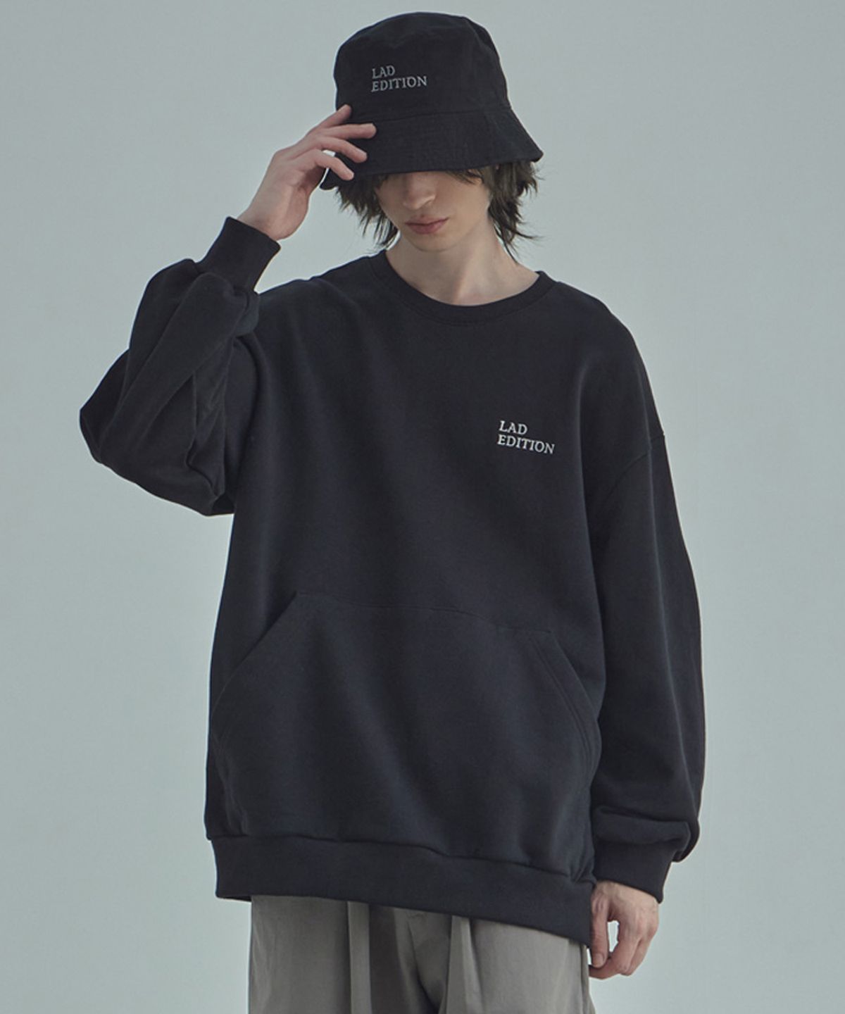 라드에디션(LAD EDITION) 오버핏 로고 포켓 스웻셔츠_블랙
