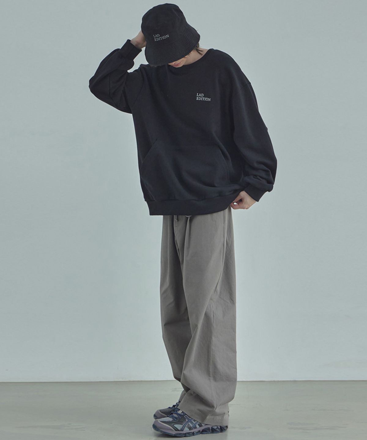 라드에디션(LAD EDITION) 오버핏 로고 포켓 스웻셔츠_블랙
