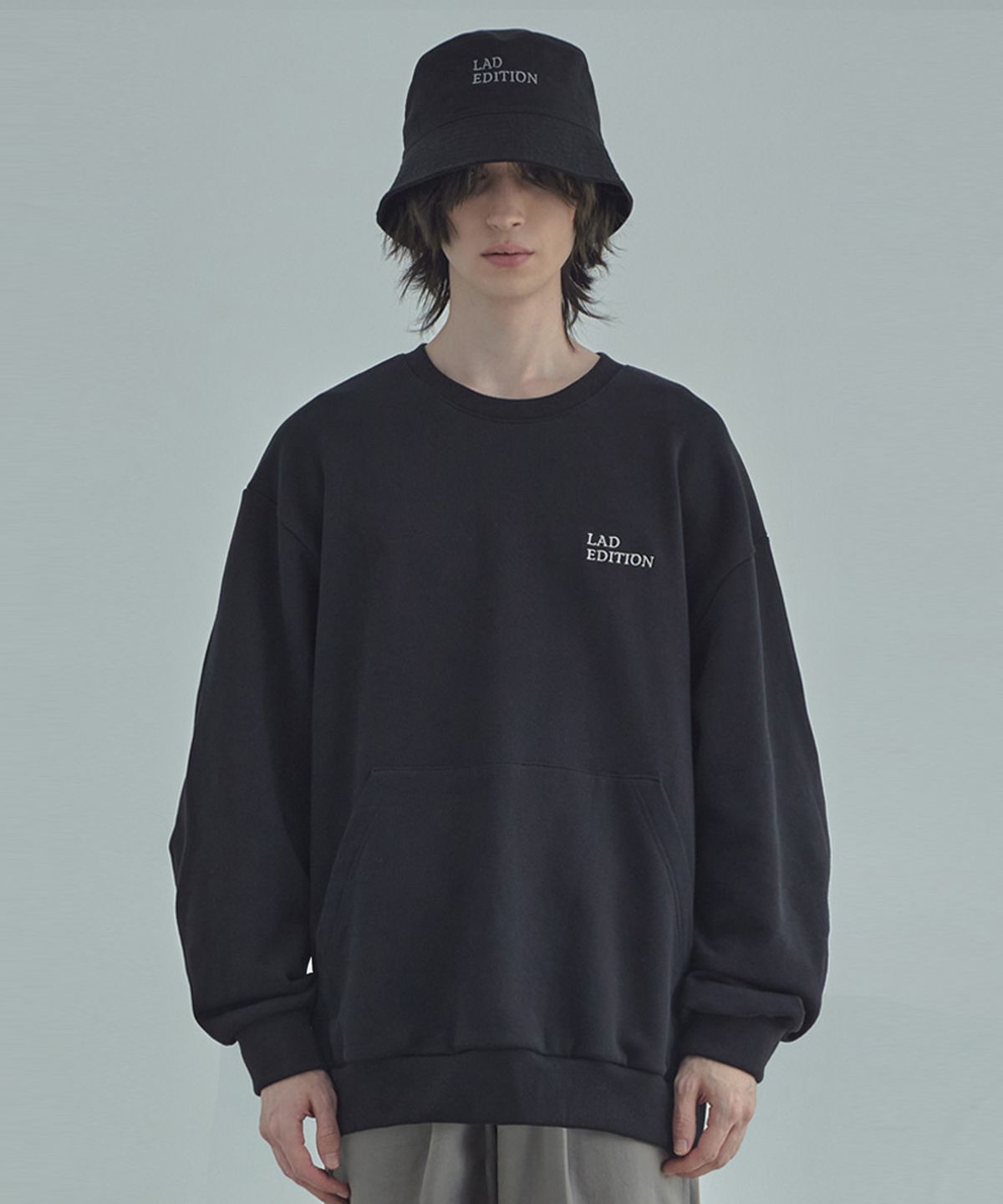 라드에디션(LAD EDITION) 오버핏 로고 포켓 스웻셔츠_블랙