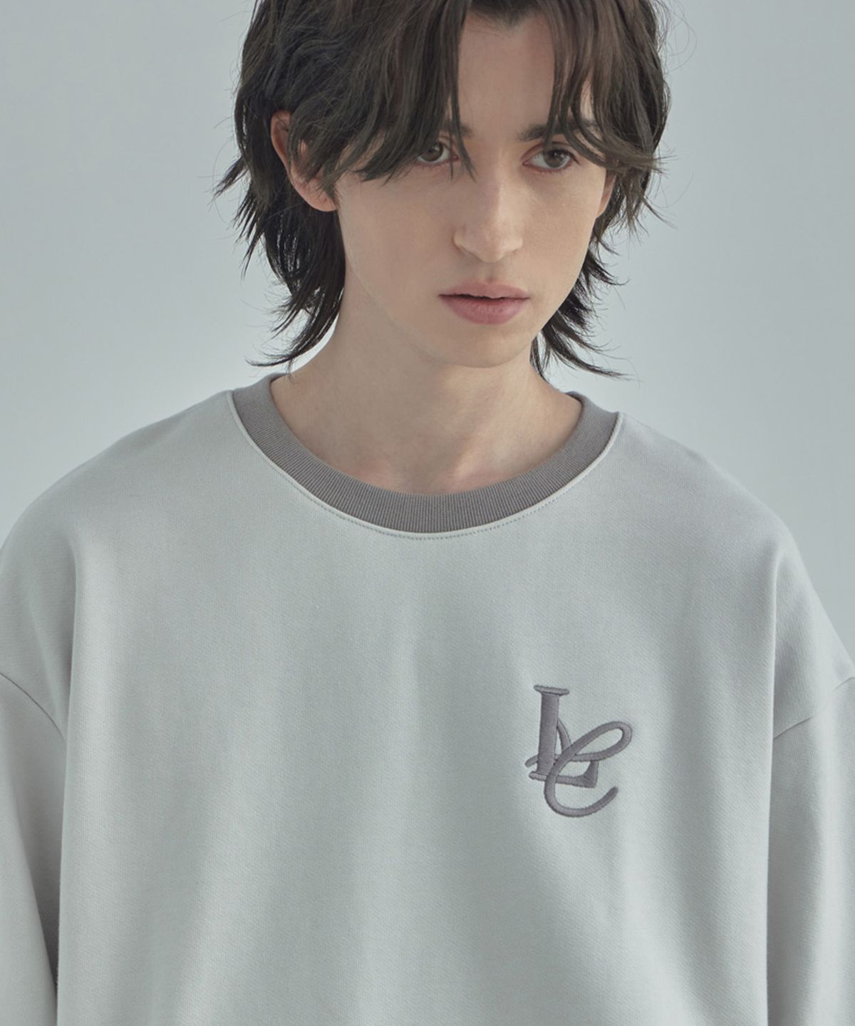 라드에디션(LAD EDITION) 투톤 오버핏 로고 포켓 스웻셔츠