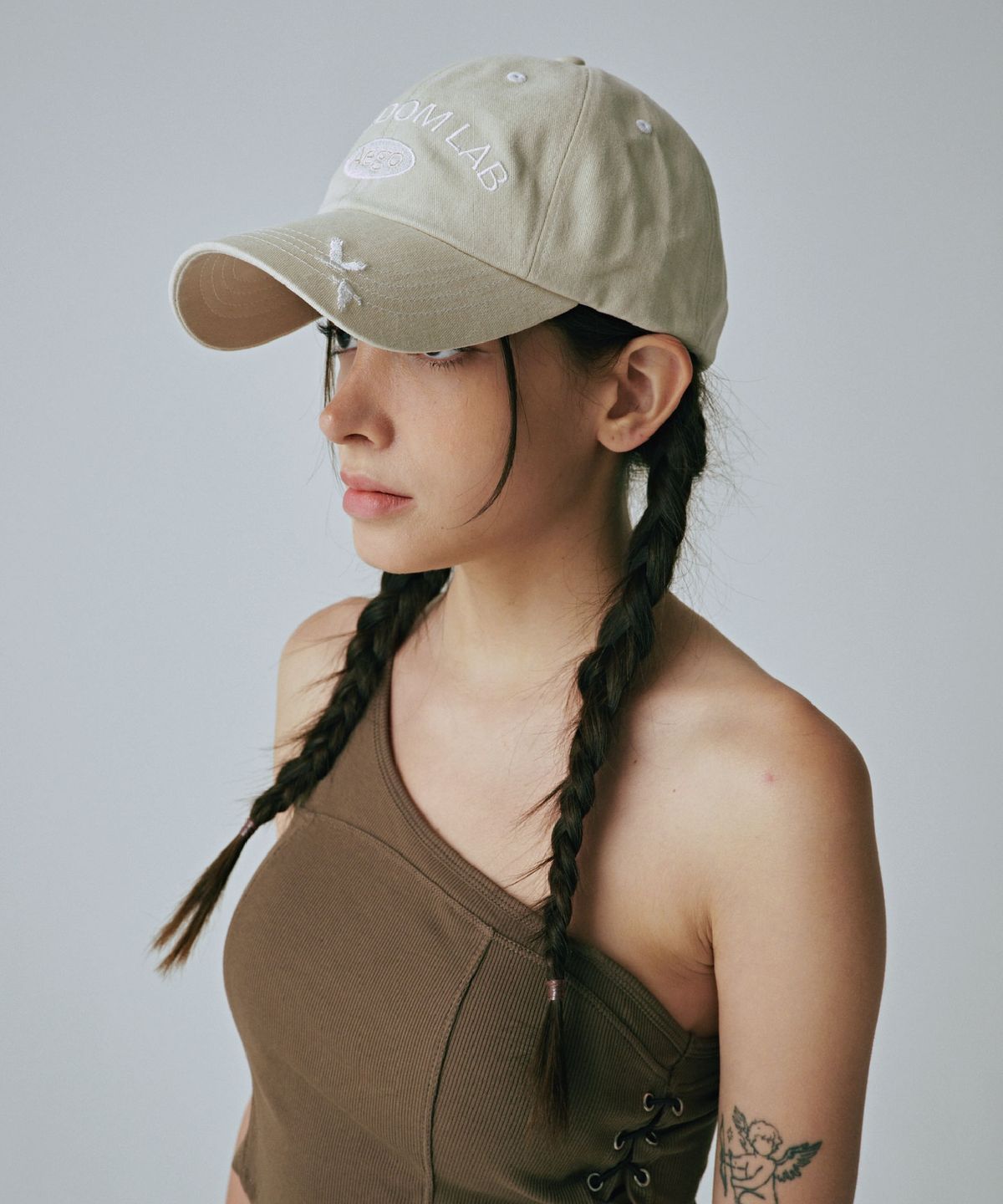 이고프리덤랩(AEGO FREEDOM LAB) 시그니처 로고 캡_아이보리