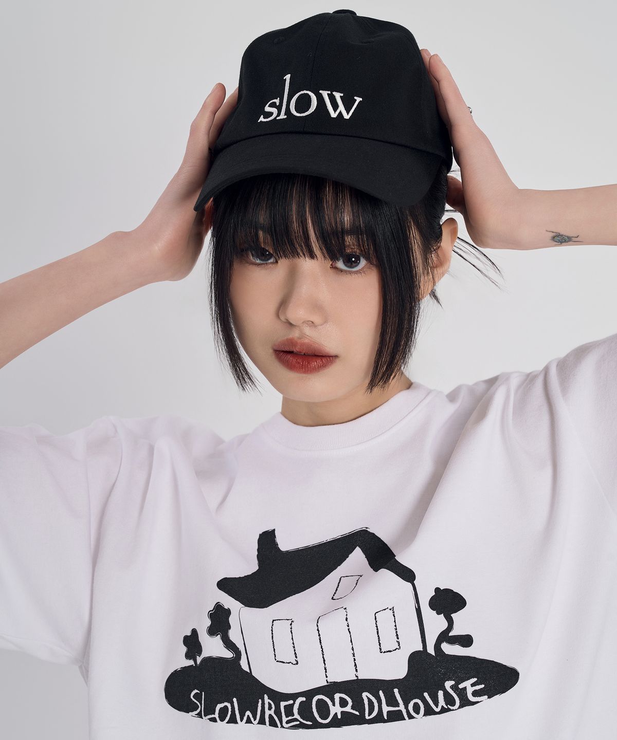 슬로우 레코드 하우스(SLOW RECORD HOUSE) 하우스 반팔 티셔츠_블랙