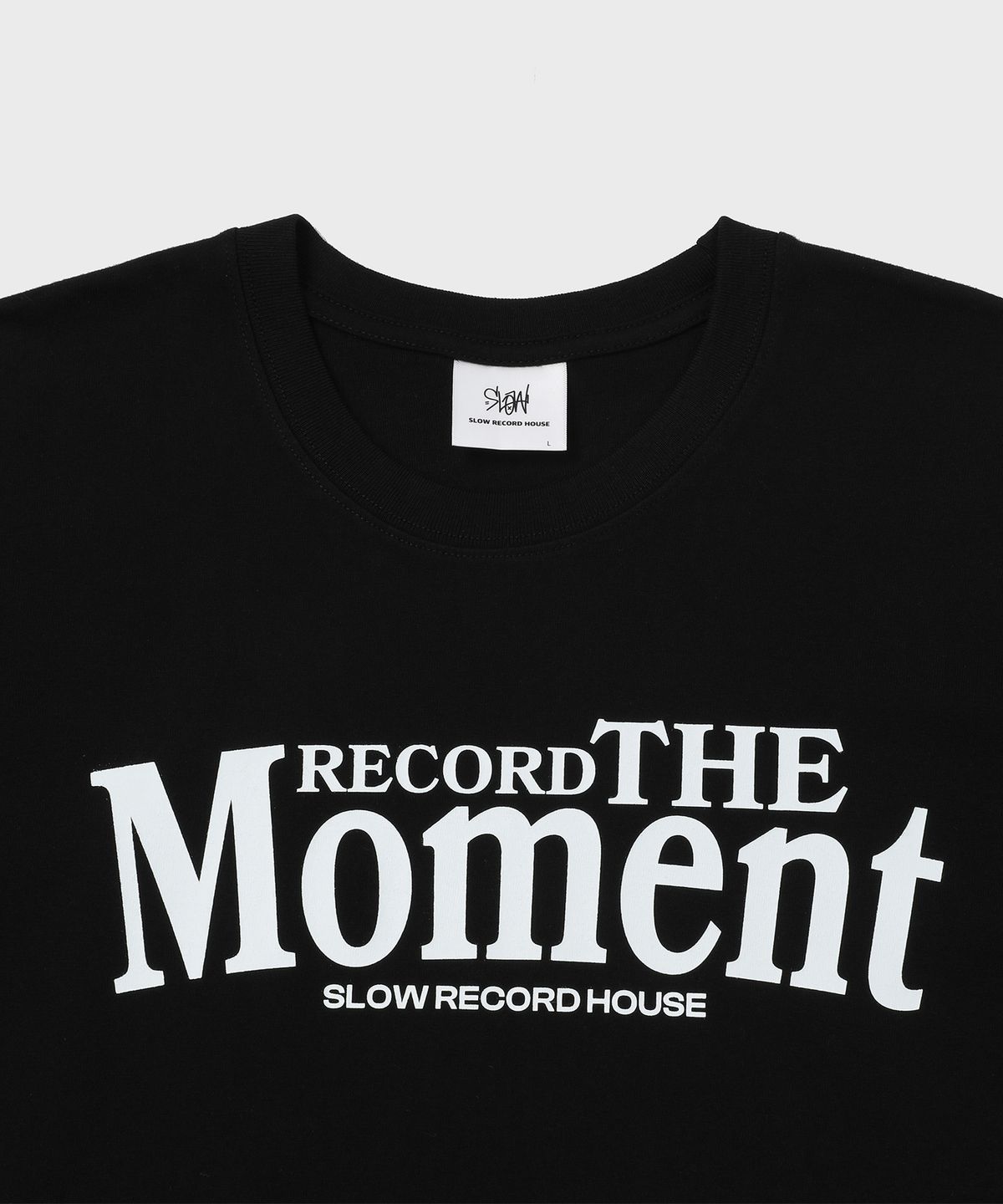 슬로우 레코드 하우스(SLOW RECORD HOUSE) 레코드 더 모먼트 레터링 반팔 티셔츠 [2 Color]