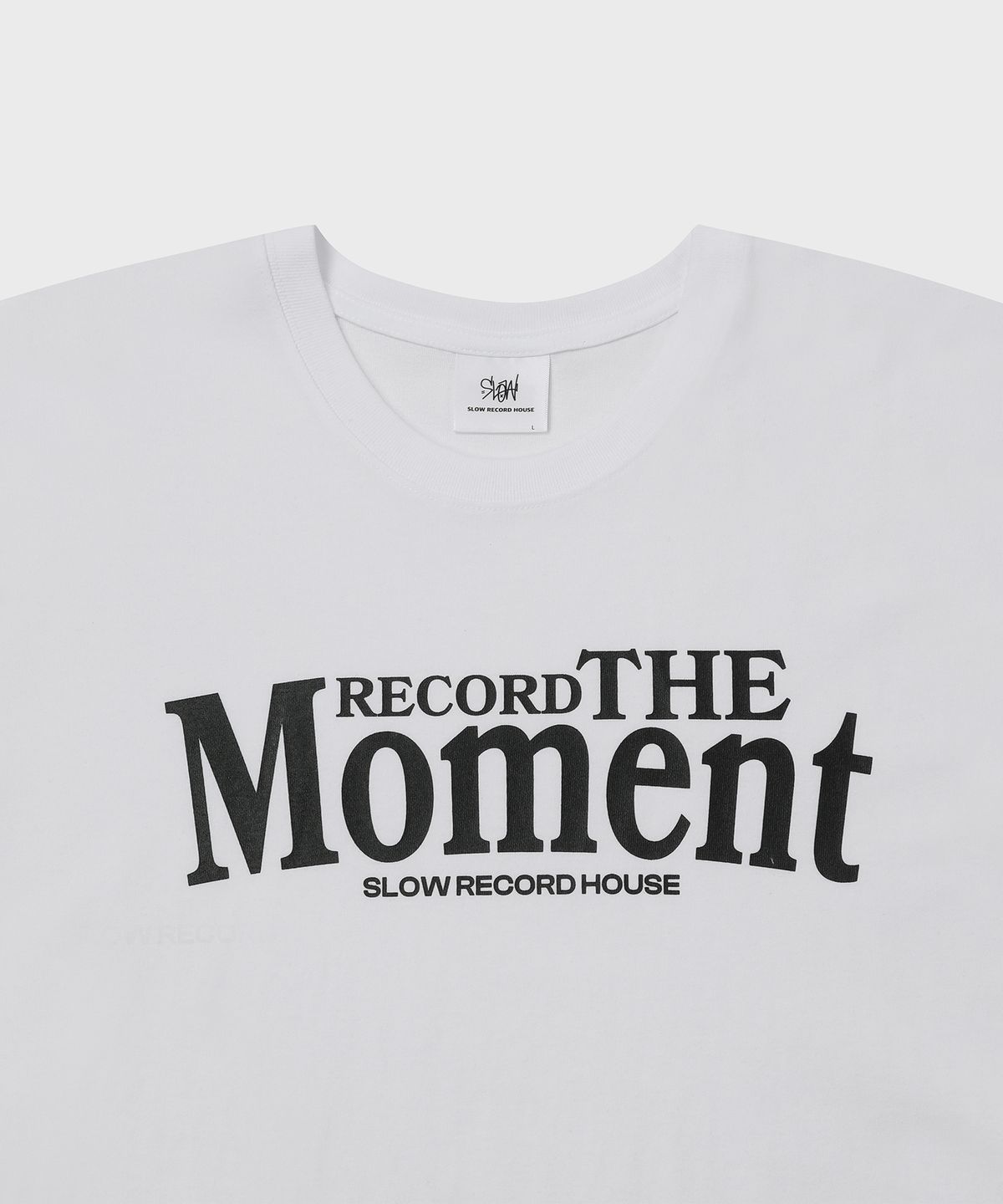 슬로우 레코드 하우스(SLOW RECORD HOUSE) 레코드 더 모먼트 레터링 반팔 티셔츠 [2 Color]