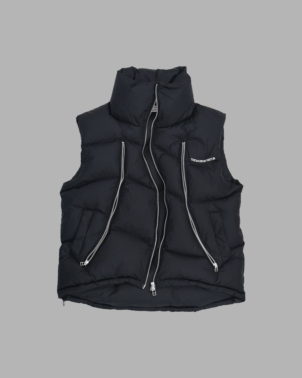더뮤지엄비지터(THEMUSEUMVISITOR) CURVED ZIPPER PUFFER DOWN VEST (BLACK)