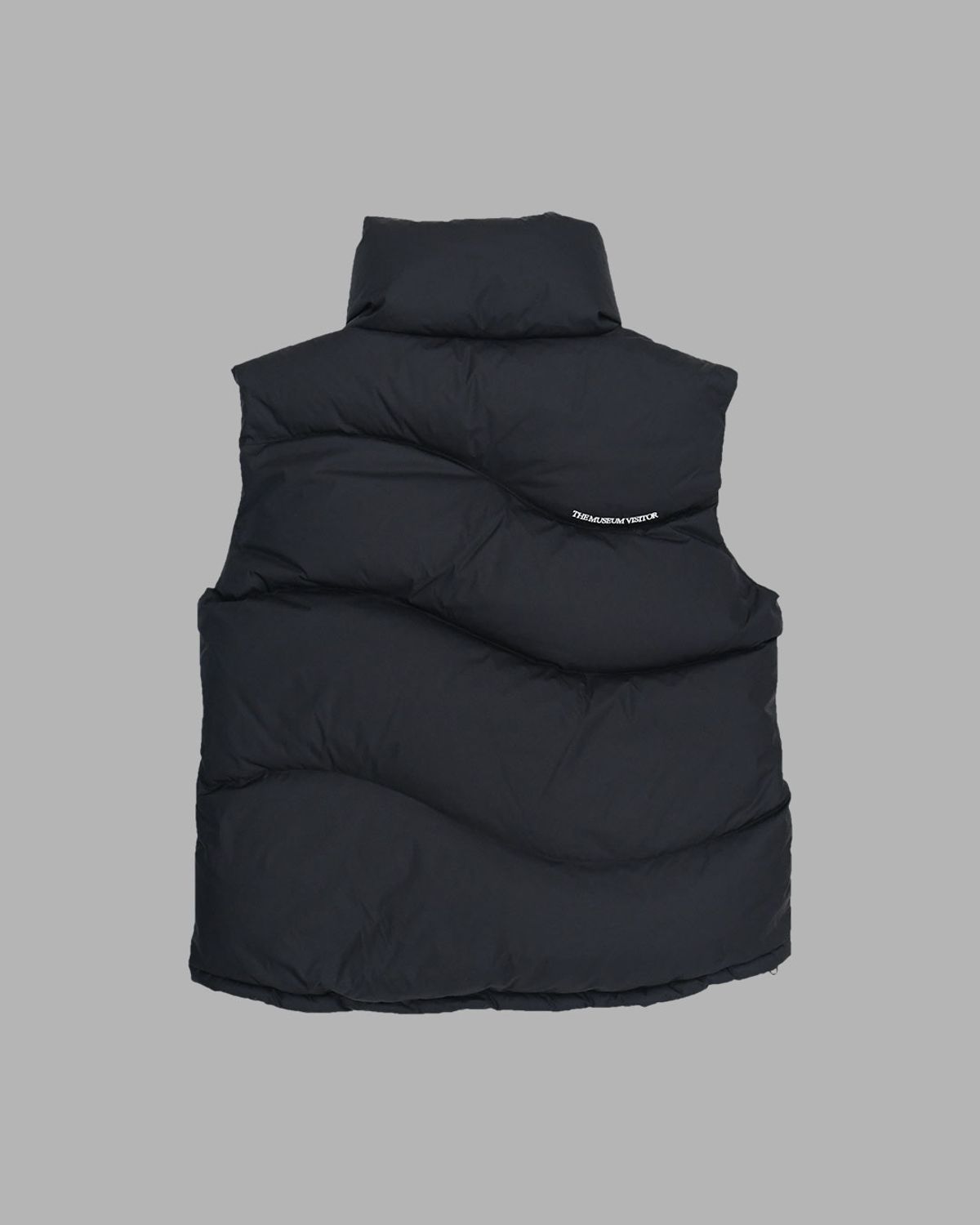 더뮤지엄비지터(THEMUSEUMVISITOR) CURVED ZIPPER PUFFER DOWN VEST (BLACK)