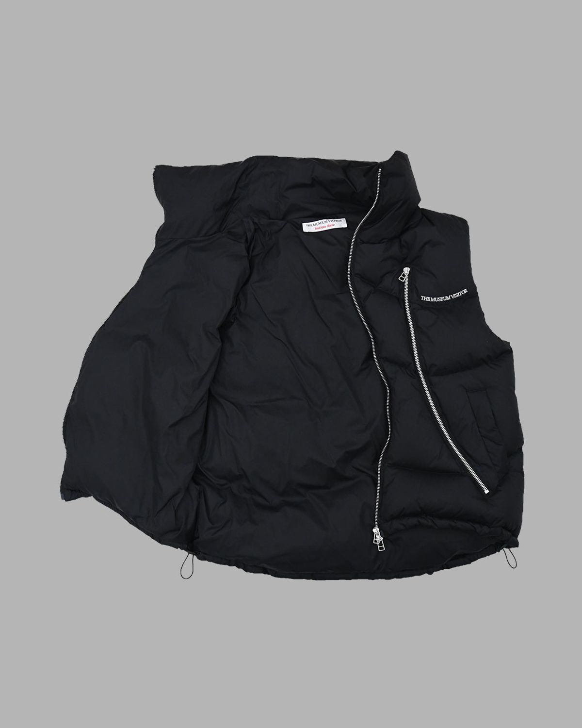 더뮤지엄비지터(THEMUSEUMVISITOR) CURVED ZIPPER PUFFER DOWN VEST (BLACK)