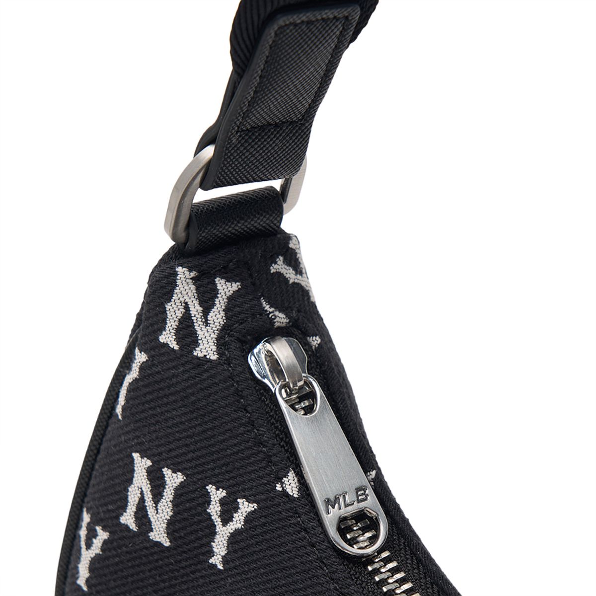 엠엘비(MLB) 클래식 모노그램 자카드 호보백 NY (Black)