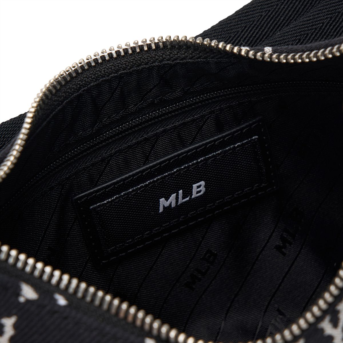 엠엘비(MLB) 클래식 모노그램 자카드 호보백 NY (Black)