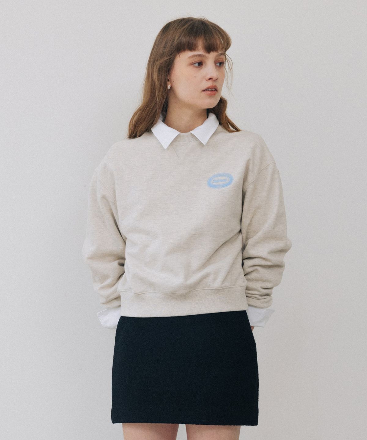 튜드먼트(TTUDEMENT) EMBLEM SWEATSHIRT OATMEAL