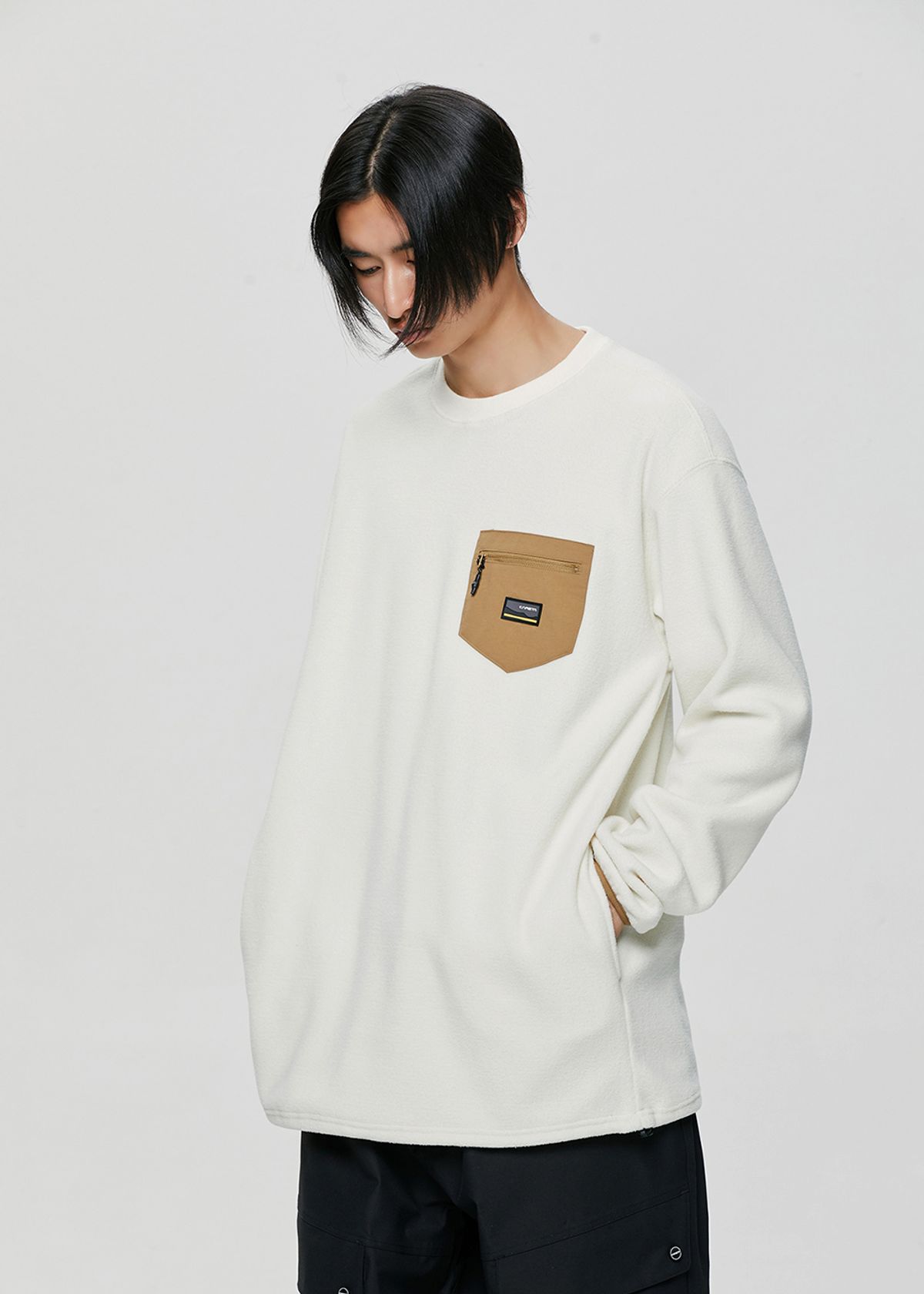 카레타(KARETA) 엘에스 플리스 크루넥 크림