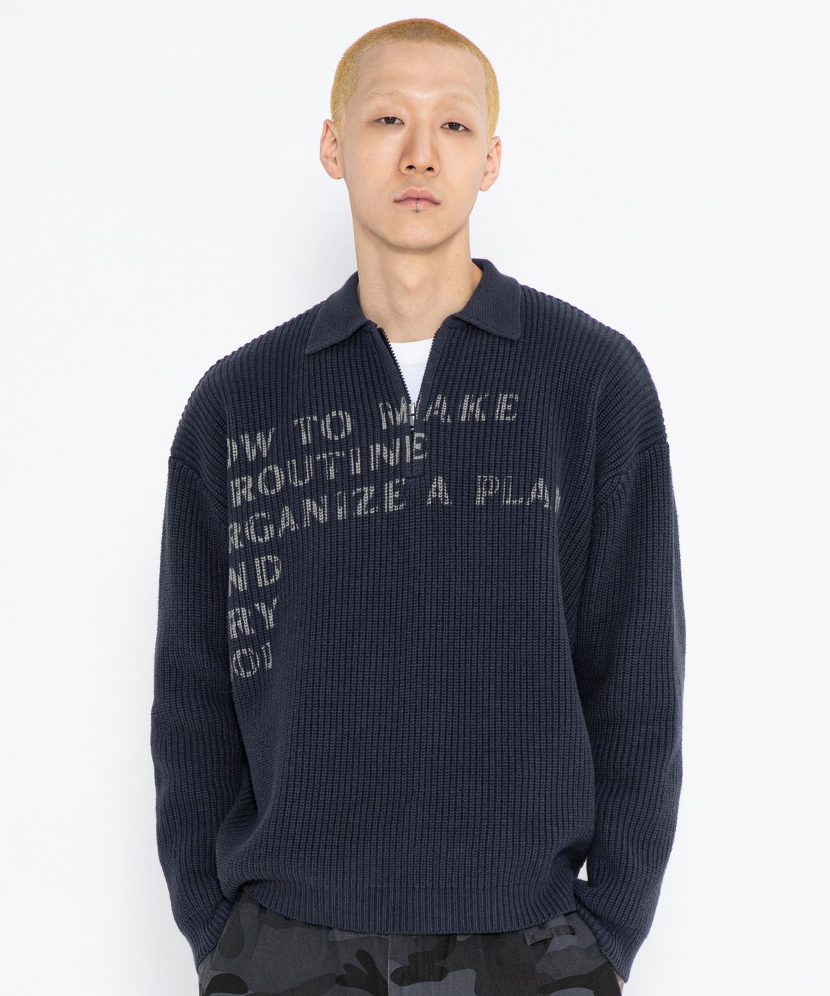 엑스톤즈(XTONZ) XTK088 플랜 카라 하프집업 니트 (CHARCOAL)