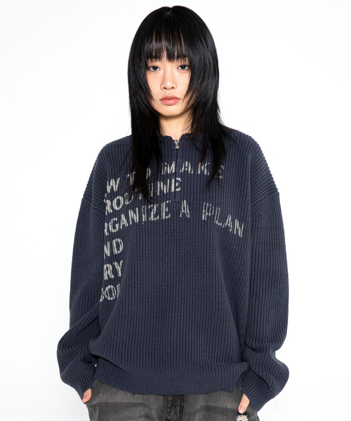 엑스톤즈(XTONZ) XTK088 플랜 카라 하프집업 니트 (CHARCOAL)