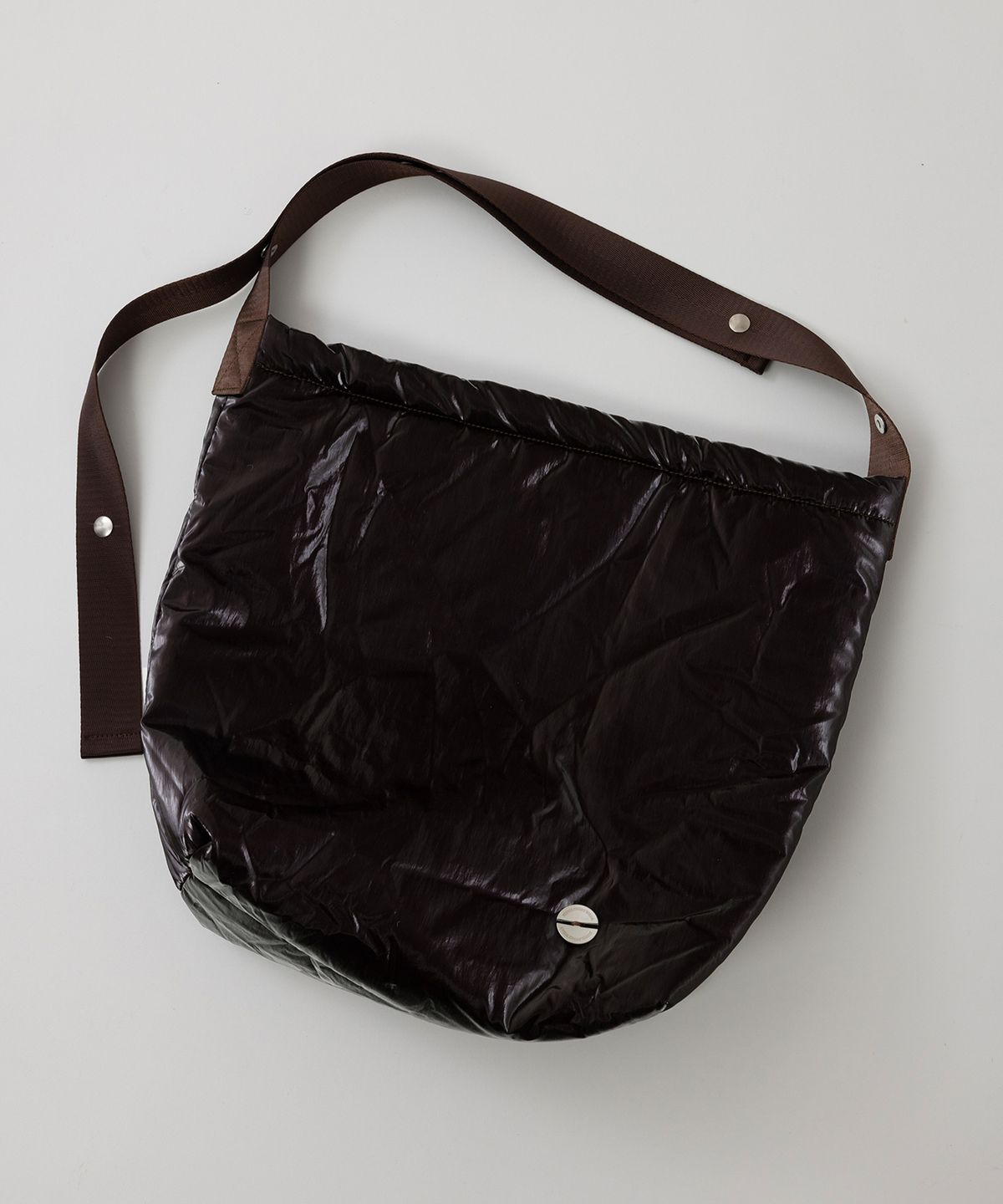 네벨에브리웨어(NEBELEVERYWEAR) Glossy padding bag_burgundy