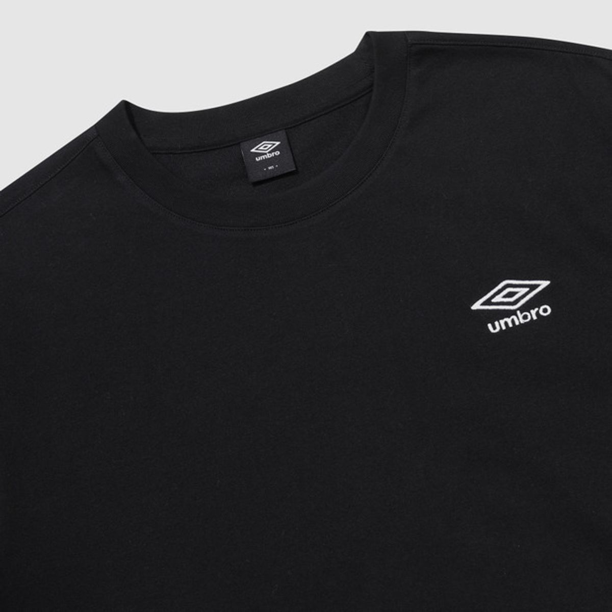 엄브로(UMBRO) 에센셜 스몰로고 반팔 티셔츠 블랙 UR123CRS19