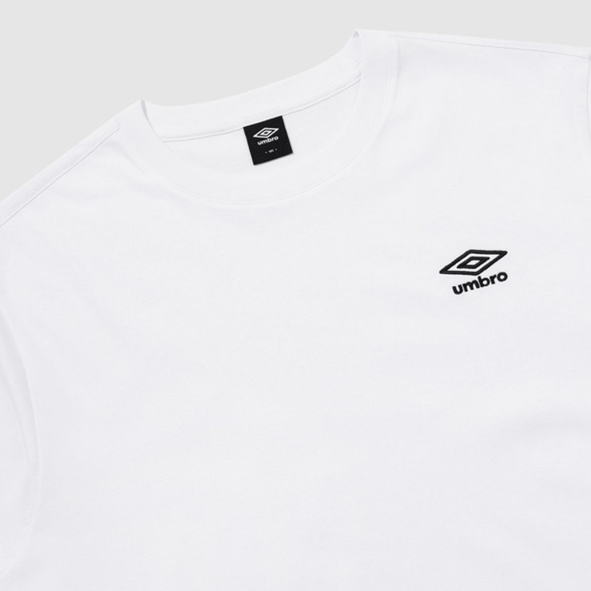 엄브로(UMBRO) 에센셜 스몰로고 반팔 티셔츠 화이트 UR123CRS19