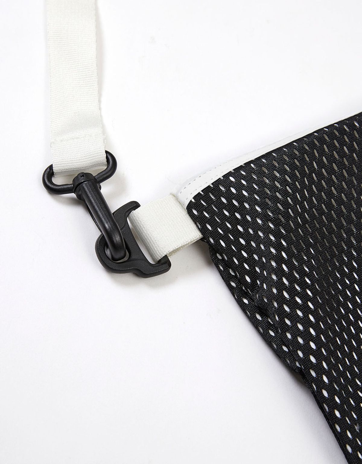 엠엠엘지(MMLG) [Mmlg] MESH MESSENGER SLING BAG (WHITE)