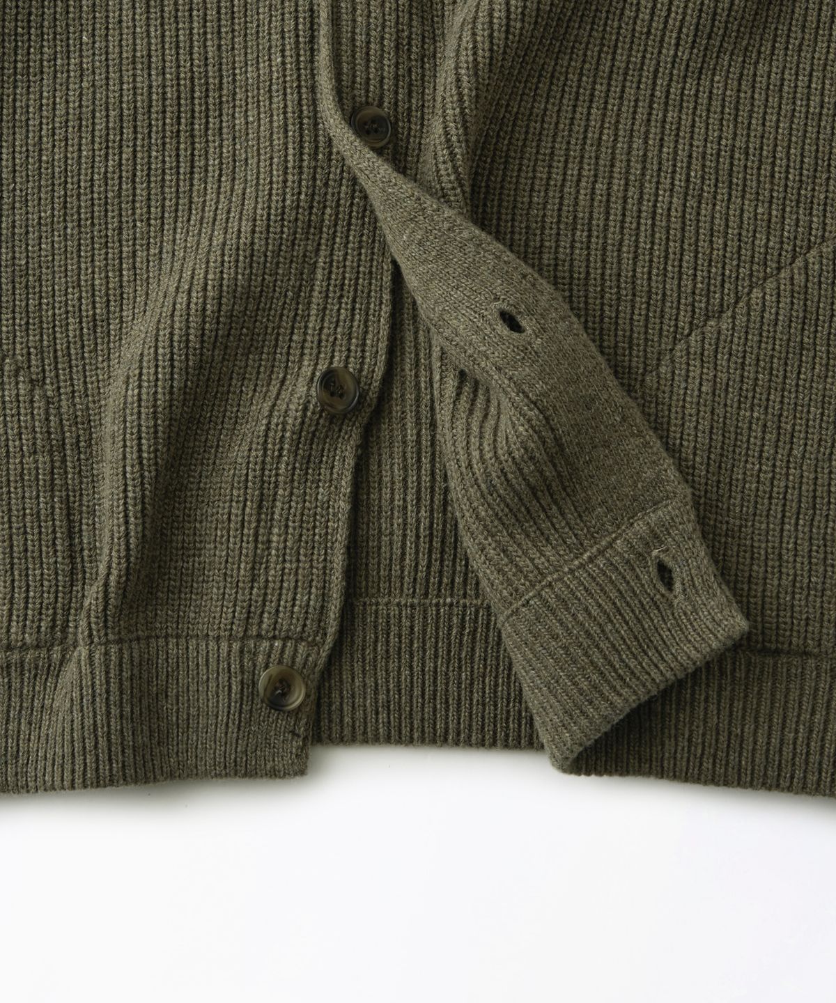 아웃스탠딩(OUTSTANDING) LAMBSWOOL ROUND NECK CARDIGAN_KHAKI MELANGE